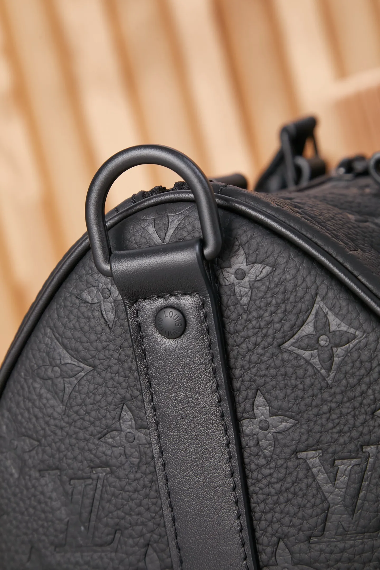 P¥1100👉nfc163C01 dynamic chip version👈[Top-level inspection-free, all-steel hardware, original leather] The Keepall Bandoulière 35 handbag is a miniature version of Louis Vuitton’s classic Keepall holiday travel bag. Full-grain Taurillon leather embossed with the Monogram pattern, leather side straps and top leather handle continue the signature elements of the Keepall collection, and the shoulder strap is removable and adjustable. Monogram embossed Taurillon leather - Calfskin trim - Textile lining - Metal hardware - Zip closure - Removable designer label - Pair of internal slip pockets - Shoulder strap: removable and adjustable! ! Model: M22765; Size: 34x21x16CM