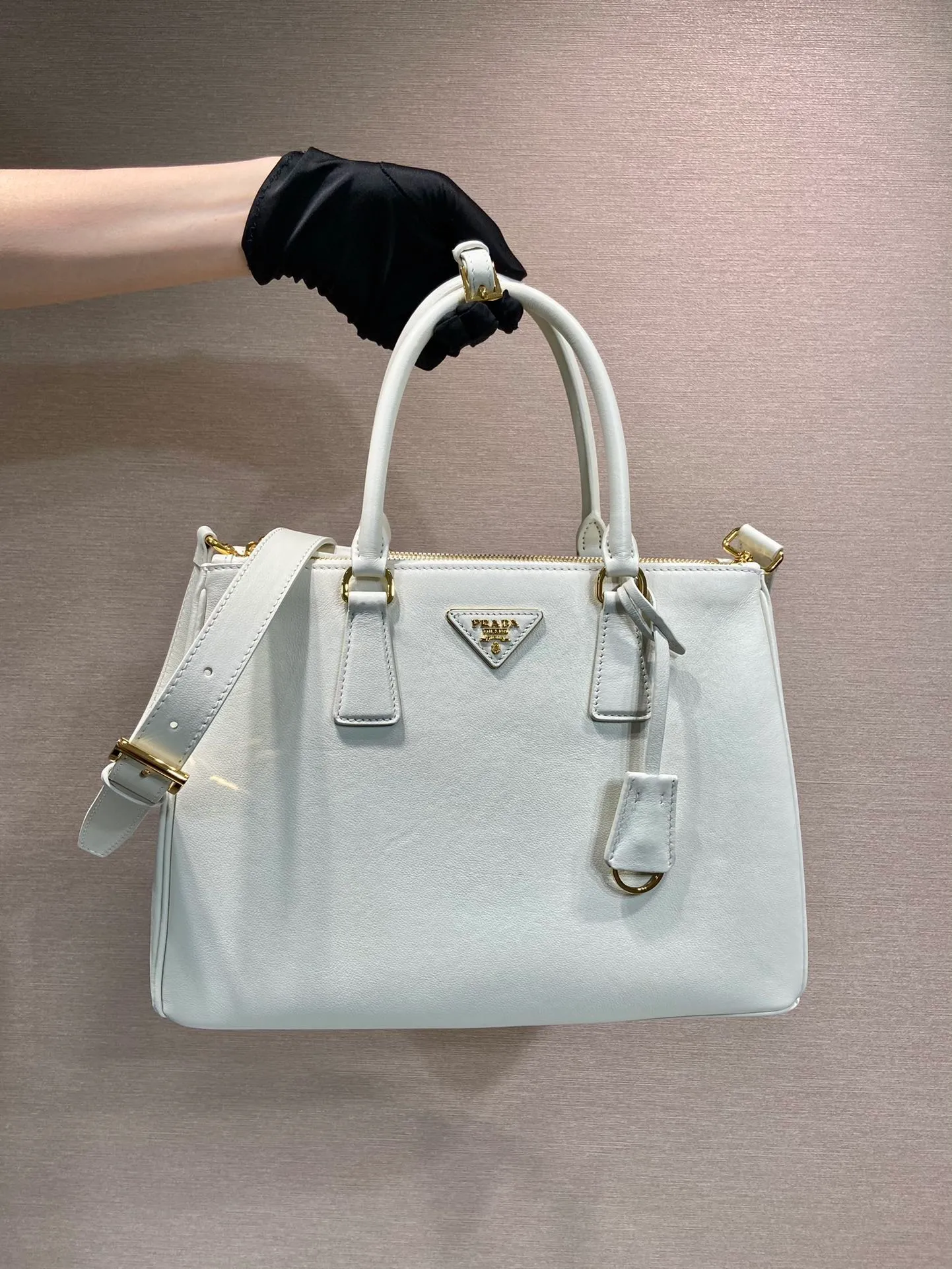💰2040🎉New killer bag🎉1BA274 large plain style🎉🎉 This classic popular style is designed with new material calfskin and interior lambskin🎉🎉Featuring classic three compartments and gold metal hardware accessories, Equipped with a detachable calfskin long shoulder strap, it can be carried by hand or shoulder. It is practical and fashionable. Baby, hurry up and get it🎉🎉 Length 32x Height 22.5x Bottom 13.5cm🎉🎉🎉💰💰💰