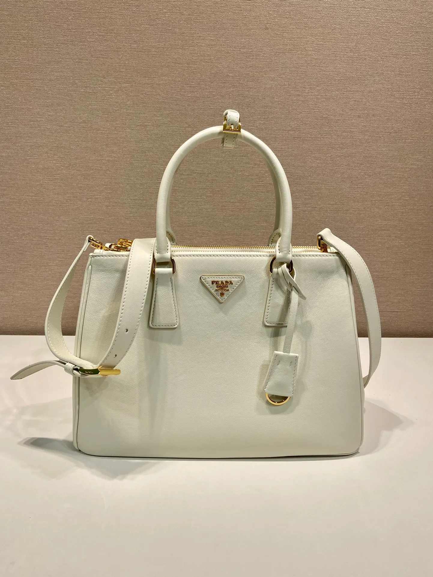 💰2040🎉New killer bag🎉1BA274 large plain style🎉🎉 This classic popular style is designed with new material calfskin and interior lambskin🎉🎉Featuring classic three compartments and gold metal hardware accessories, Equipped with a detachable calfskin long shoulder strap, it can be carried by hand or shoulder. It is practical and fashionable. Baby, hurry up and get it🎉🎉 Length 32x Height 22.5x Bottom 13.5cm🎉🎉🎉💰💰💰
