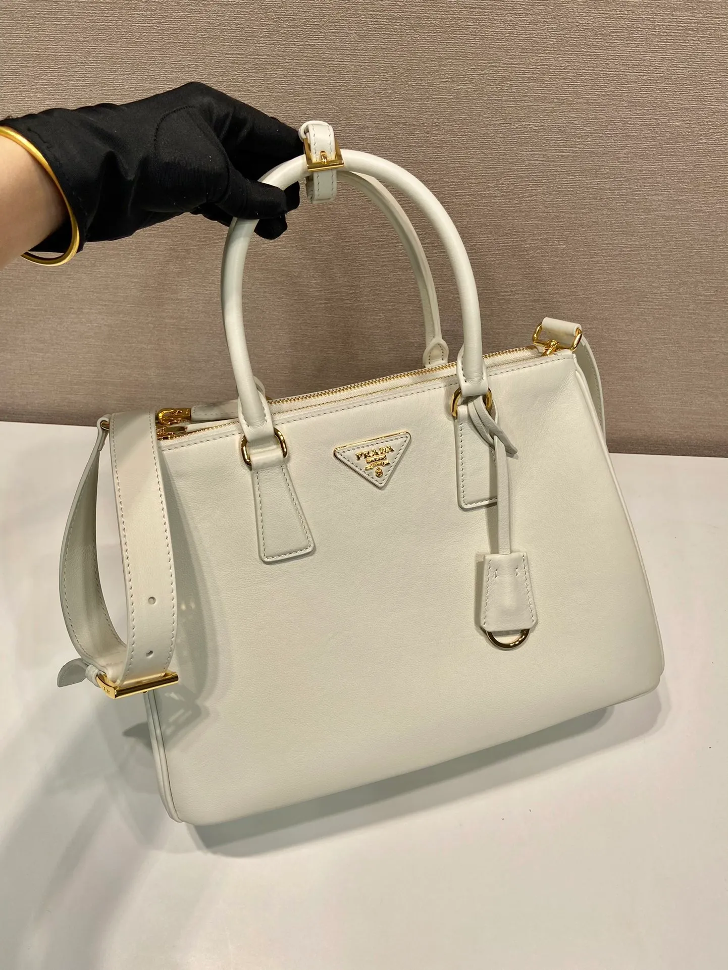 💰2040🎉New killer bag🎉1BA274 large plain style🎉🎉 This classic popular style is designed with new material calfskin and interior lambskin🎉🎉Featuring classic three compartments and gold metal hardware accessories, Equipped with a detachable calfskin long shoulder strap, it can be carried by hand or shoulder. It is practical and fashionable. Baby, hurry up and get it🎉🎉 Length 32x Height 22.5x Bottom 13.5cm🎉🎉🎉💰💰💰