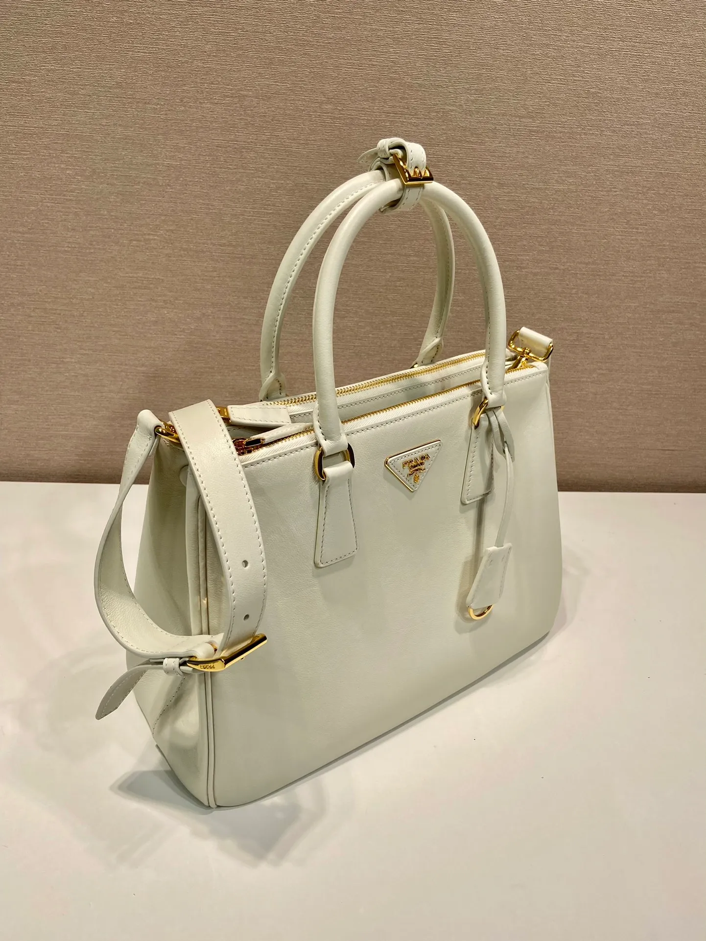 💰2040🎉New killer bag🎉1BA274 large plain style🎉🎉 This classic popular style is designed with new material calfskin and interior lambskin🎉🎉Featuring classic three compartments and gold metal hardware accessories, Equipped with a detachable calfskin long shoulder strap, it can be carried by hand or shoulder. It is practical and fashionable. Baby, hurry up and get it🎉🎉 Length 32x Height 22.5x Bottom 13.5cm🎉🎉🎉💰💰💰