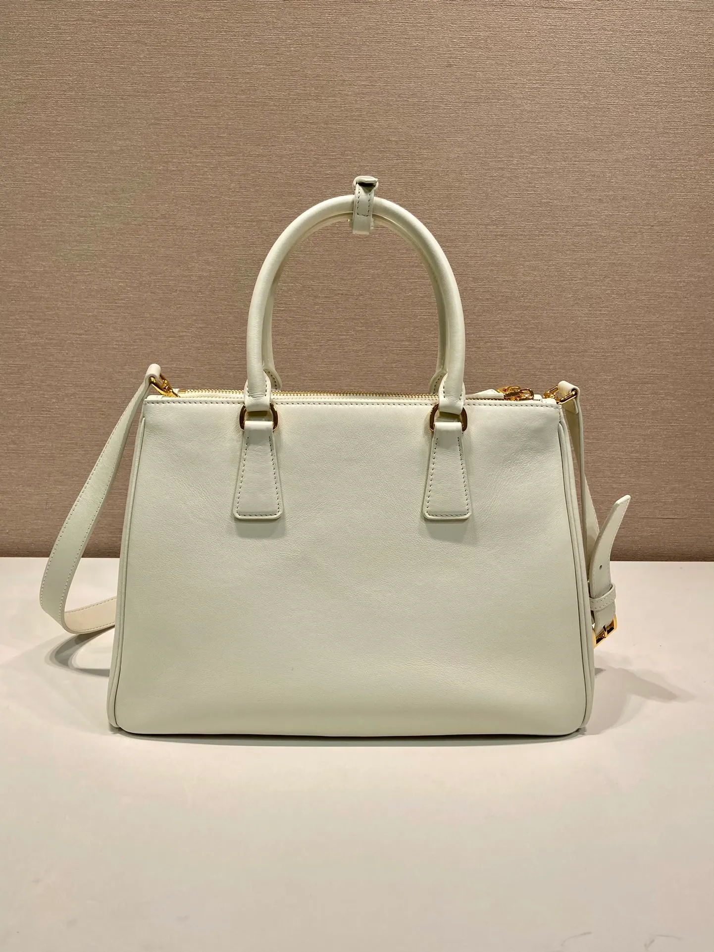 💰2040🎉New killer bag🎉1BA274 large plain style🎉🎉 This classic popular style is designed with new material calfskin and interior lambskin🎉🎉Featuring classic three compartments and gold metal hardware accessories, Equipped with a detachable calfskin long shoulder strap, it can be carried by hand or shoulder. It is practical and fashionable. Baby, hurry up and get it🎉🎉 Length 32x Height 22.5x Bottom 13.5cm🎉🎉🎉💰💰💰