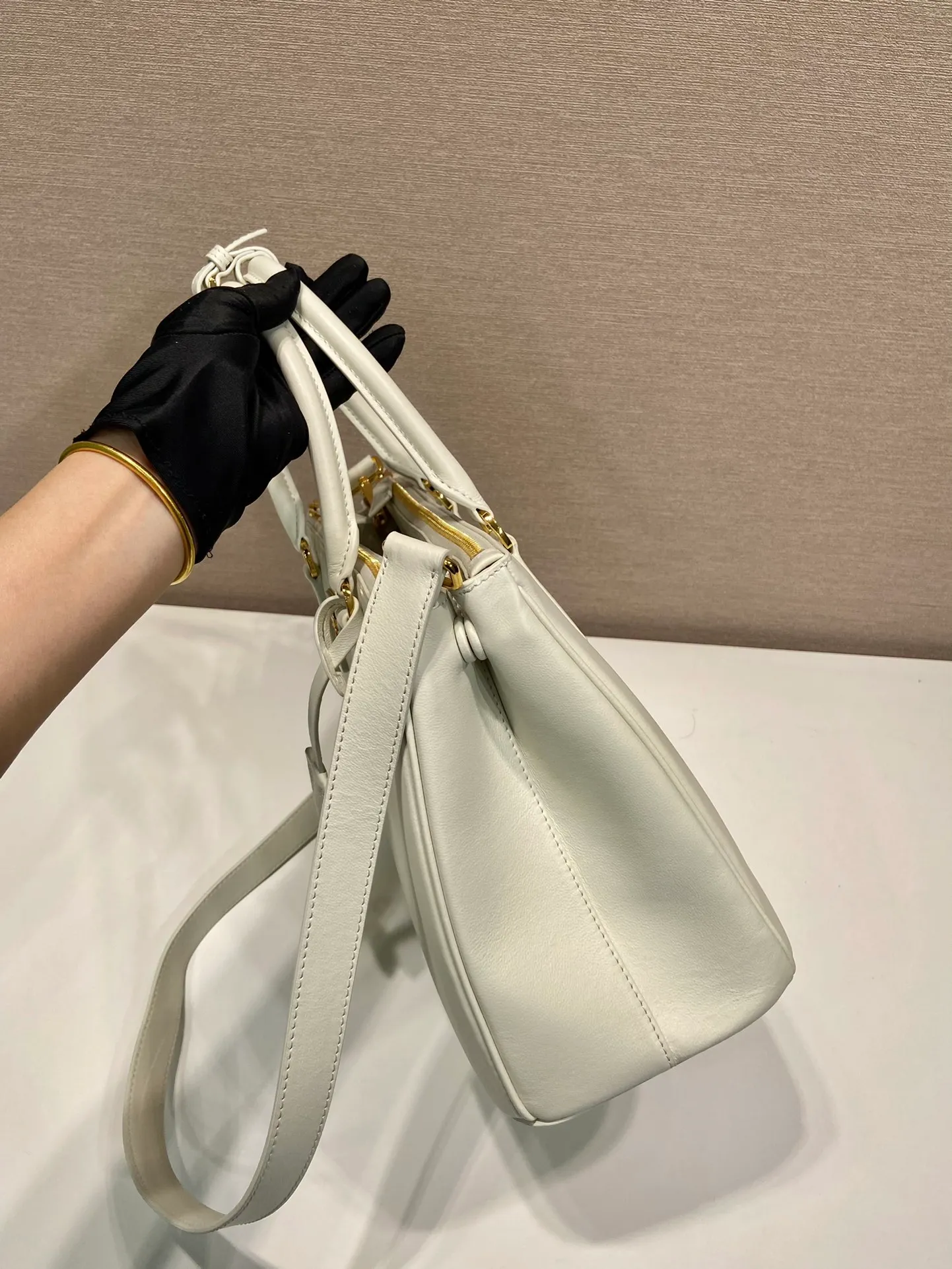 💰2040🎉New killer bag🎉1BA274 large plain style🎉🎉 This classic popular style is designed with new material calfskin and interior lambskin🎉🎉Featuring classic three compartments and gold metal hardware accessories, Equipped with a detachable calfskin long shoulder strap, it can be carried by hand or shoulder. It is practical and fashionable. Baby, hurry up and get it🎉🎉 Length 32x Height 22.5x Bottom 13.5cm🎉🎉🎉💰💰💰