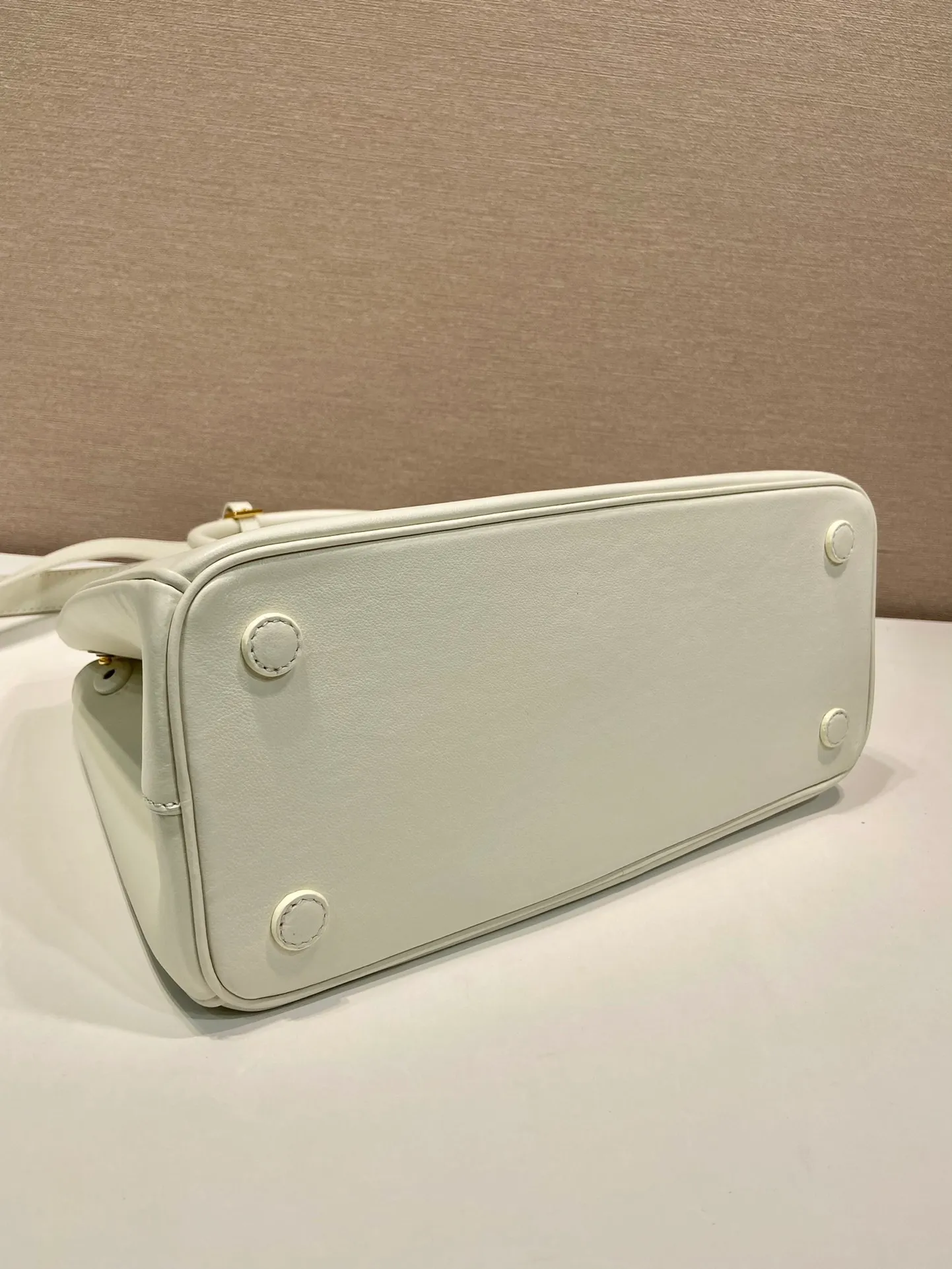 💰2040🎉New killer bag🎉1BA274 large plain style🎉🎉 This classic popular style is designed with new material calfskin and interior lambskin🎉🎉Featuring classic three compartments and gold metal hardware accessories, Equipped with a detachable calfskin long shoulder strap, it can be carried by hand or shoulder. It is practical and fashionable. Baby, hurry up and get it🎉🎉 Length 32x Height 22.5x Bottom 13.5cm🎉🎉🎉💰💰💰