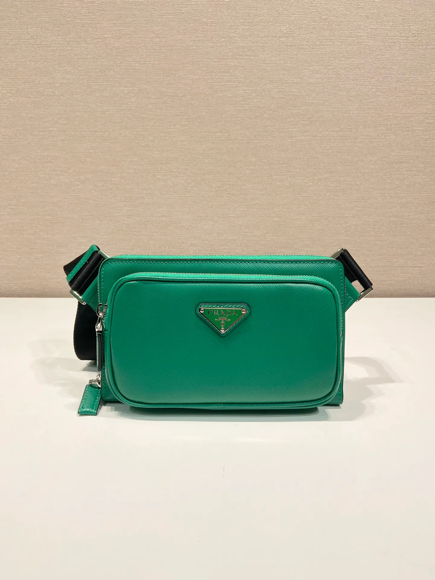 💰1320🎉New waist bag🎉2VH156🎉 This simple and versatile waist bag/chest bag adopts imported cross pattern, showing modern charm with technological details. Regenerated nylon adjustable shoulder strap with top-grade metal buckle and external zippered pocket, small back pocket and internal card slots. Very functional and the upper body effect is very cool. Another popular style that never goes out of style🎉🎉 Length 21x Height 13x Bottom 2.5cm