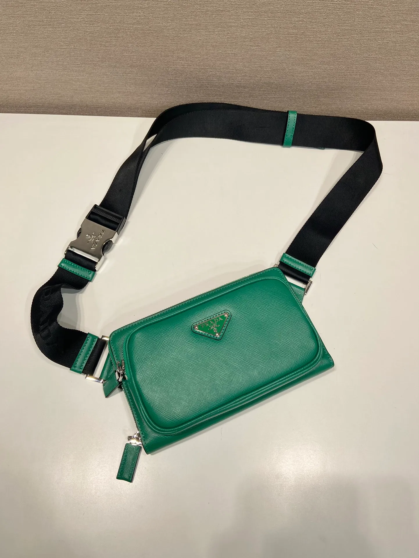 💰1320🎉New waist bag🎉2VH156🎉 This simple and versatile waist bag/chest bag adopts imported cross pattern, showing modern charm with technological details. Regenerated nylon adjustable shoulder strap with top-grade metal buckle and external zippered pocket, small back pocket and internal card slots. Very functional and the upper body effect is very cool. Another popular style that never goes out of style🎉🎉 Length 21x Height 13x Bottom 2.5cm