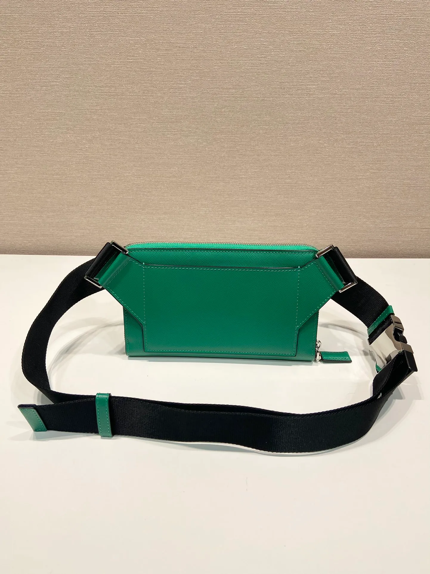 💰1320🎉New waist bag🎉2VH156🎉 This simple and versatile waist bag/chest bag adopts imported cross pattern, showing modern charm with technological details. Regenerated nylon adjustable shoulder strap with top-grade metal buckle and external zippered pocket, small back pocket and internal card slots. Very functional and the upper body effect is very cool. Another popular style that never goes out of style🎉🎉 Length 21x Height 13x Bottom 2.5cm