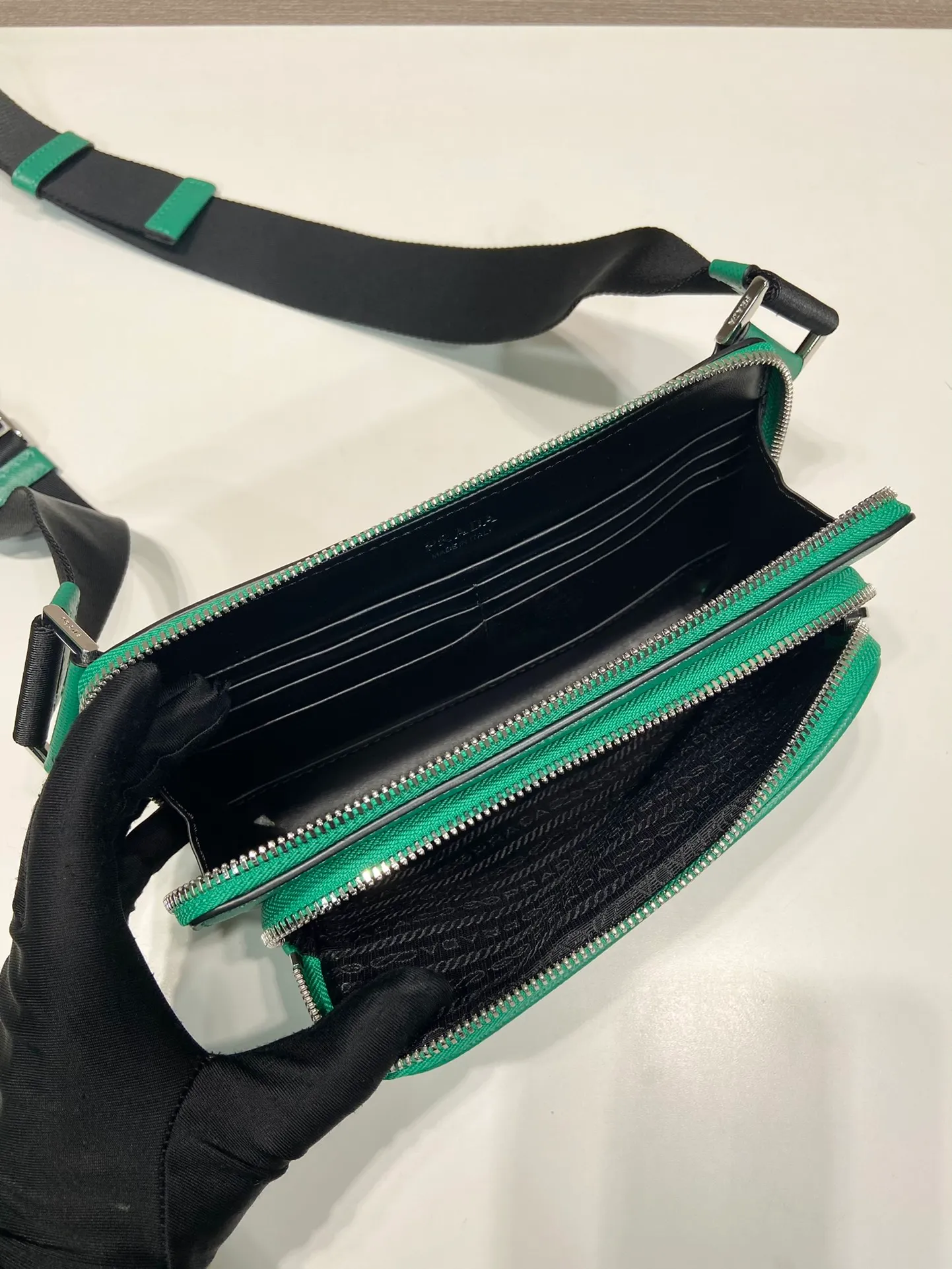 💰1320🎉New waist bag🎉2VH156🎉 This simple and versatile waist bag/chest bag adopts imported cross pattern, showing modern charm with technological details. Regenerated nylon adjustable shoulder strap with top-grade metal buckle and external zippered pocket, small back pocket and internal card slots. Very functional and the upper body effect is very cool. Another popular style that never goes out of style🎉🎉 Length 21x Height 13x Bottom 2.5cm