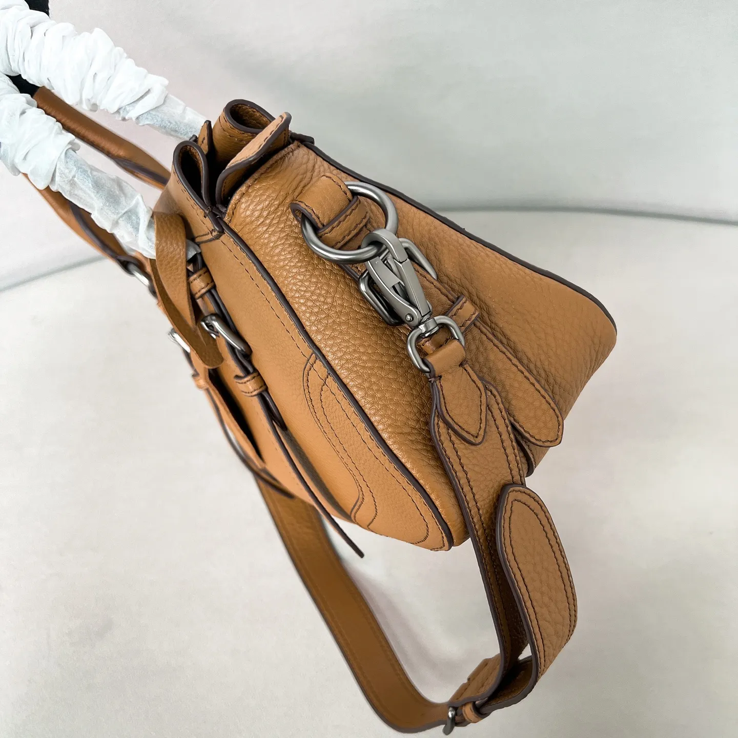 💰1900🌟New product launch🌟2025 autumn and winter new pebbled tote bag 1BG604 is carefully made of imported deerskin. Delicate irregular texture creates a luxurious texture. Reinforced corner design shows the spirit of craftsmanship. Full leather handle➕Detachable and adjustable shoulder strap. Embossed letter logo on the front. It is not only practical, lightweight but also good-looking. The spacious internal double compartment is simply awesome👏 The new favorite of fashionistas. The perfect details are comparable to brick cabinets. Super awesome 5🌟 Size: 35*22*11cm caramel color