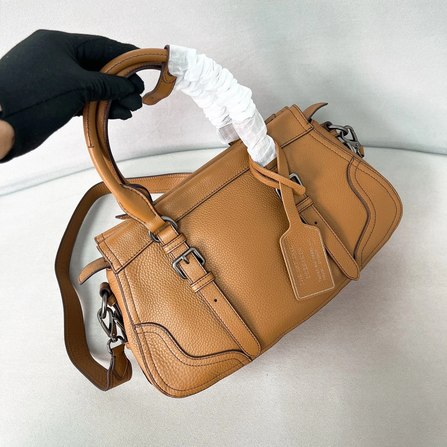 💰1900🌟New product launch🌟2025 autumn and winter new pebbled tote bag 1BG604 is carefully made of imported deerskin. Delicate irregular texture creates a luxurious texture. Reinforced corner design shows the spirit of craftsmanship. Full leather handle➕Detachable and adjustable shoulder strap. Embossed letter logo on the front. It is not only practical, lightweight but also good-looking. The spacious internal double compartment is simply awesome👏 The new favorite of fashionistas. The perfect details are comparable to brick cabinets. Super awesome 5🌟 Size: 35*22*11cm caramel color
