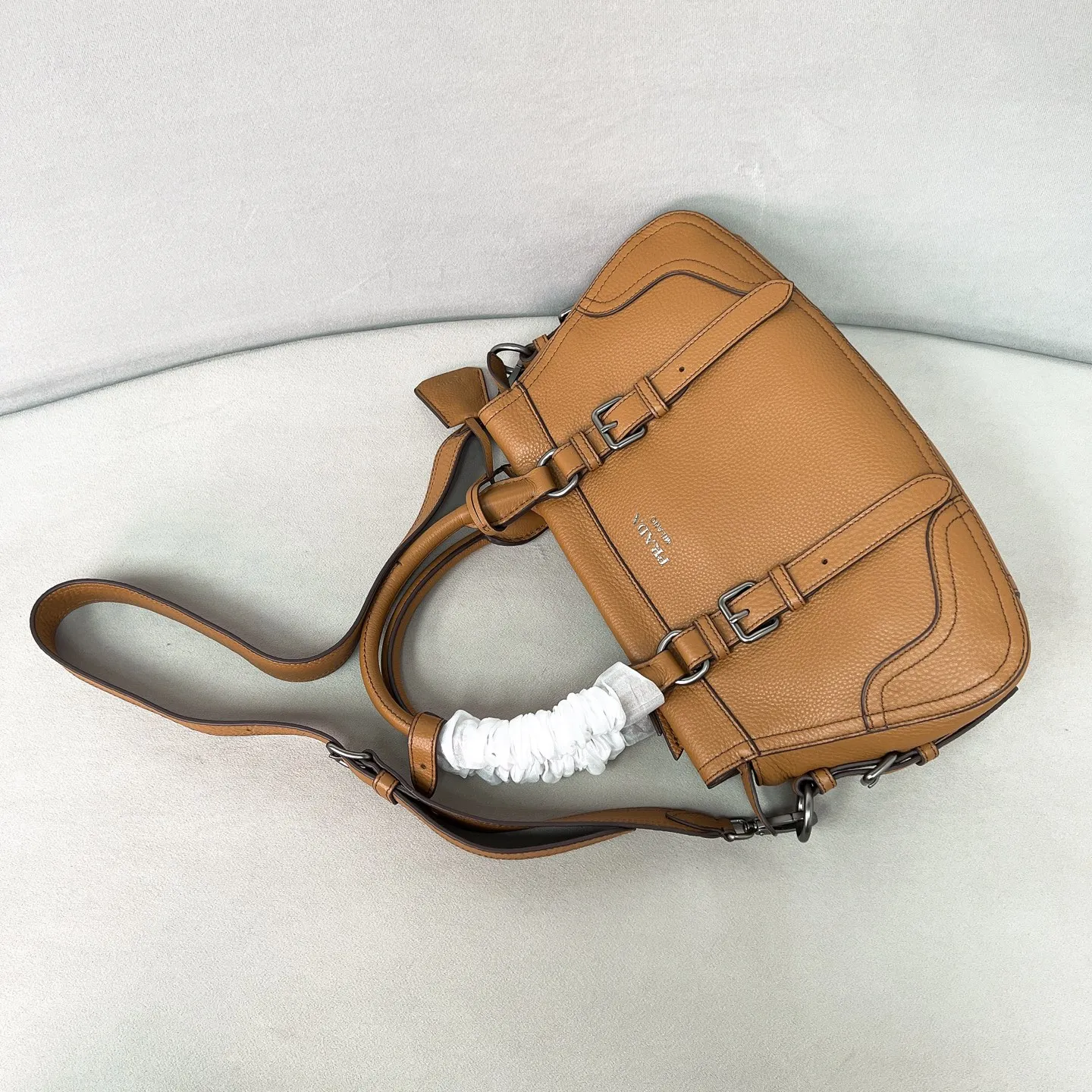 💰1900🌟New product launch🌟2025 autumn and winter new pebbled tote bag 1BG604 is carefully made of imported deerskin. Delicate irregular texture creates a luxurious texture. Reinforced corner design shows the spirit of craftsmanship. Full leather handle➕Detachable and adjustable shoulder strap. Embossed letter logo on the front. It is not only practical, lightweight but also good-looking. The spacious internal double compartment is simply awesome👏 The new favorite of fashionistas. The perfect details are comparable to brick cabinets. Super awesome 5🌟 Size: 35*22*11cm caramel color