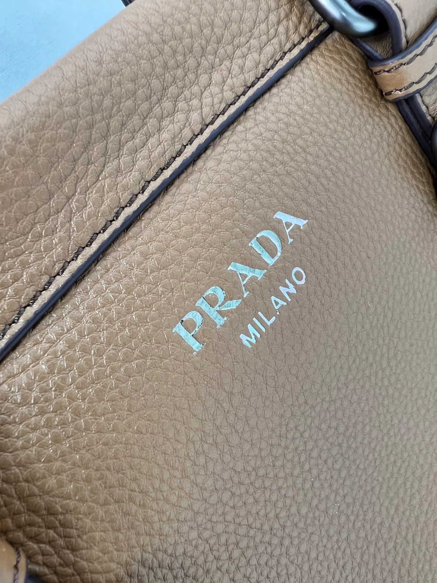 💰1900🌟New product launch🌟2025 autumn and winter new pebbled tote bag 1BG604 is carefully made of imported deerskin. Delicate irregular texture creates a luxurious texture. Reinforced corner design shows the spirit of craftsmanship. Full leather handle➕Detachable and adjustable shoulder strap. Embossed letter logo on the front. It is not only practical, lightweight but also good-looking. The spacious internal double compartment is simply awesome👏 The new favorite of fashionistas. The perfect details are comparable to brick cabinets. Super awesome 5🌟 Size: 35*22*11cm caramel color
