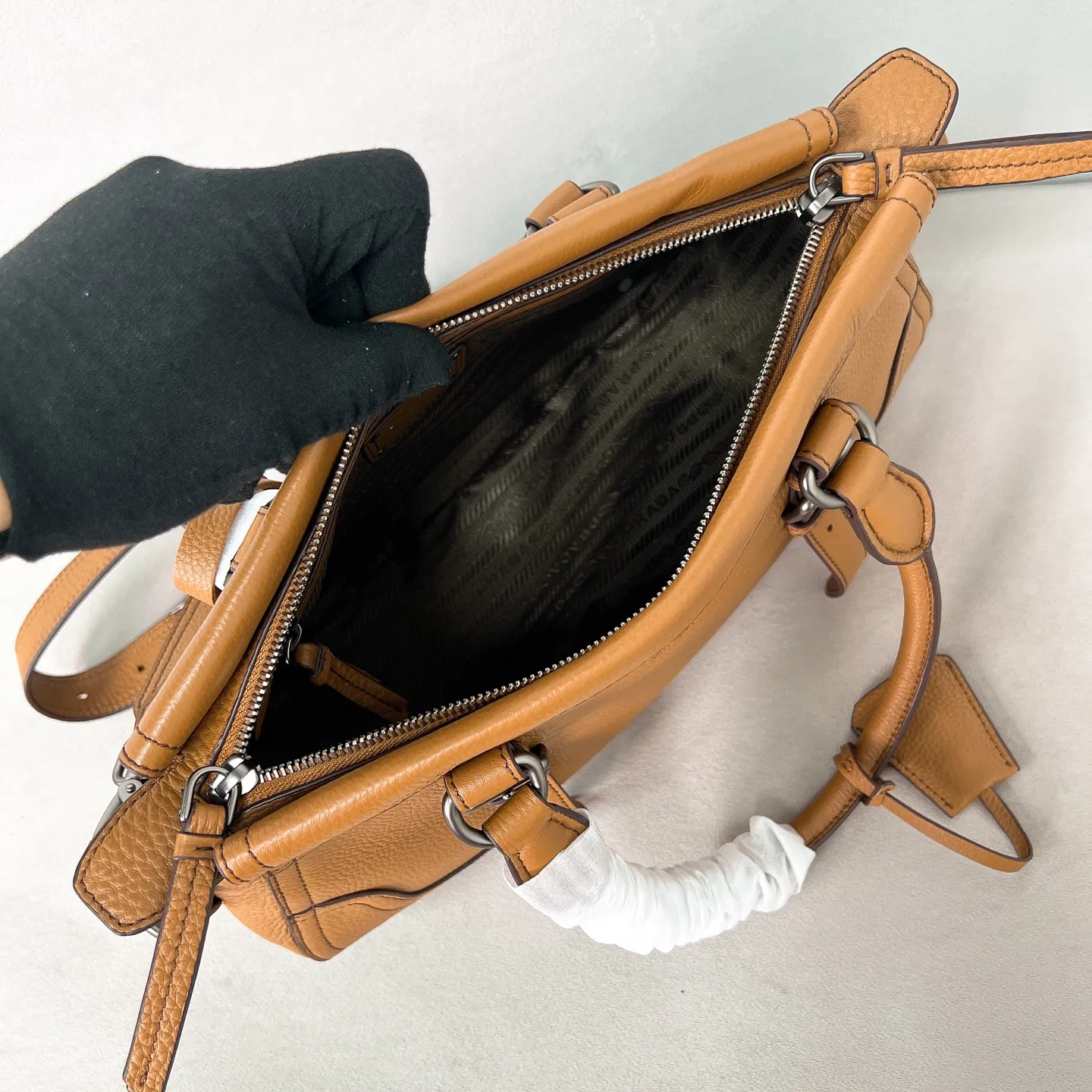 💰1900🌟New product launch🌟2025 autumn and winter new pebbled tote bag 1BG604 is carefully made of imported deerskin. Delicate irregular texture creates a luxurious texture. Reinforced corner design shows the spirit of craftsmanship. Full leather handle➕Detachable and adjustable shoulder strap. Embossed letter logo on the front. It is not only practical, lightweight but also good-looking. The spacious internal double compartment is simply awesome👏 The new favorite of fashionistas. The perfect details are comparable to brick cabinets. Super awesome 5🌟 Size: 35*22*11cm caramel color