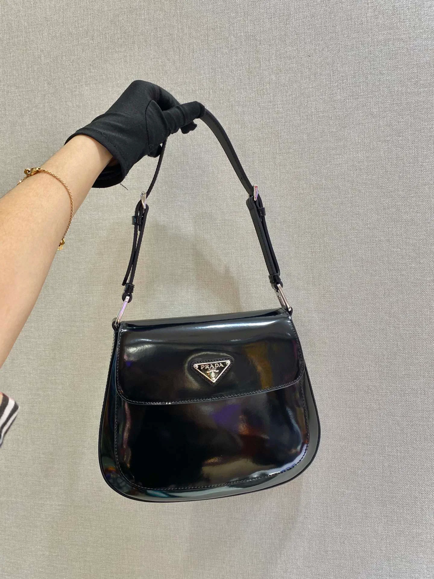 💰1320🎉Large Flap/Double Shoulder Straps🎉New Second-hand Armpit Bag/Large Flap😘😘 This year’s popular flip-top medieval armpit bag has always been very popular. This double shoulder strap design is so practical👏It can be carried on the shoulder/crossbody, I love it😘, the whole leather is delicate and smooth, the special-shaped bag design is cool and fashionable, and the capacity is sufficient. It’s light and easy to carry, yet timeless. It’s perfect. The retro-feel concave shape is another hot model for internet celebrities. Style number: 1BD303. Length 24x height 19x bottom 6cm.