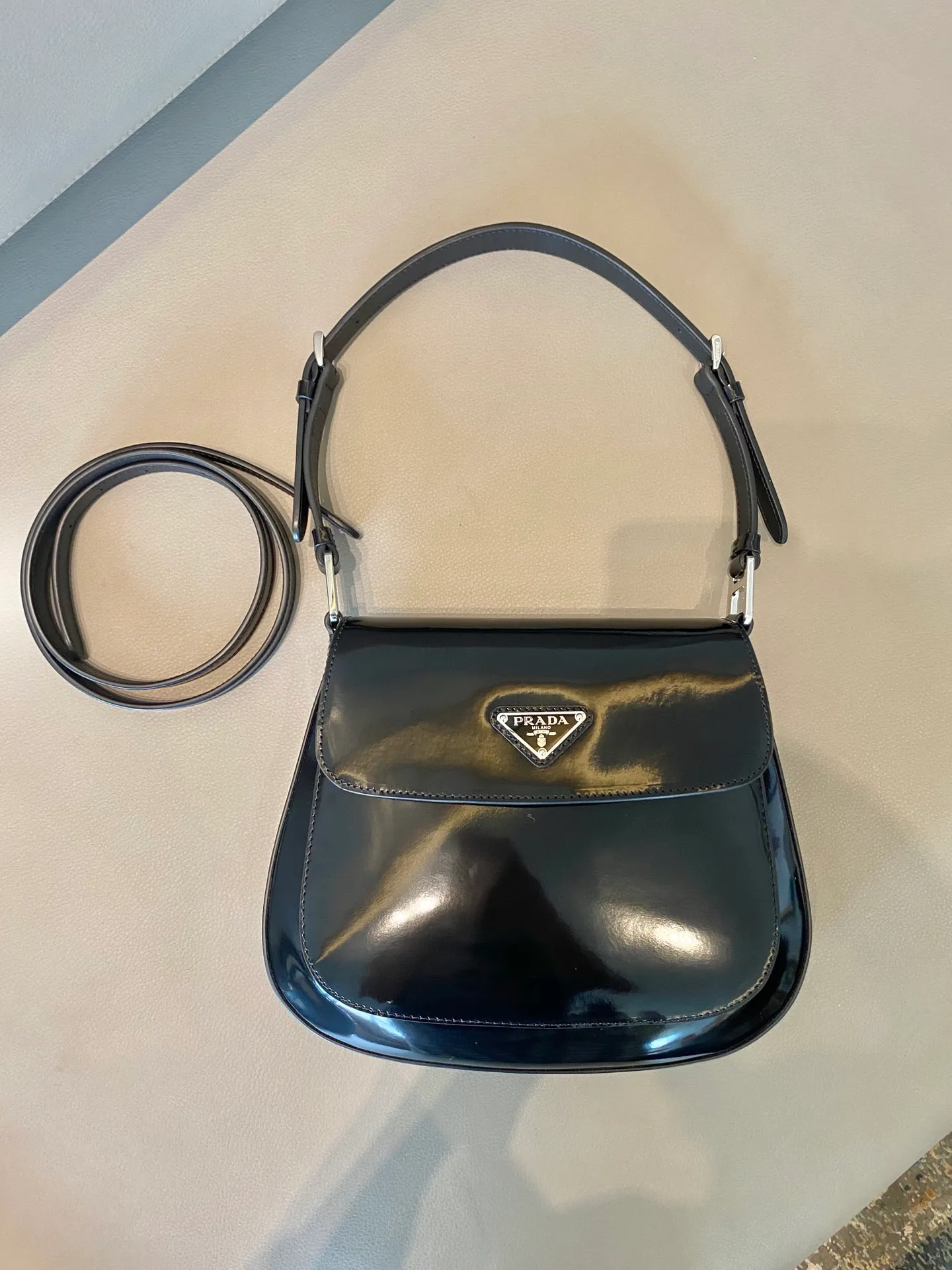 💰1320🎉Large Flap/Double Shoulder Straps🎉New Second-hand Armpit Bag/Large Flap😘😘 This year’s popular flip-top medieval armpit bag has always been very popular. This double shoulder strap design is so practical👏It can be carried on the shoulder/crossbody, I love it😘, the whole leather is delicate and smooth, the special-shaped bag design is cool and fashionable, and the capacity is sufficient. It’s light and easy to carry, yet timeless. It’s perfect. The retro-feel concave shape is another hot model for internet celebrities. Style number: 1BD303. Length 24x height 19x bottom 6cm.