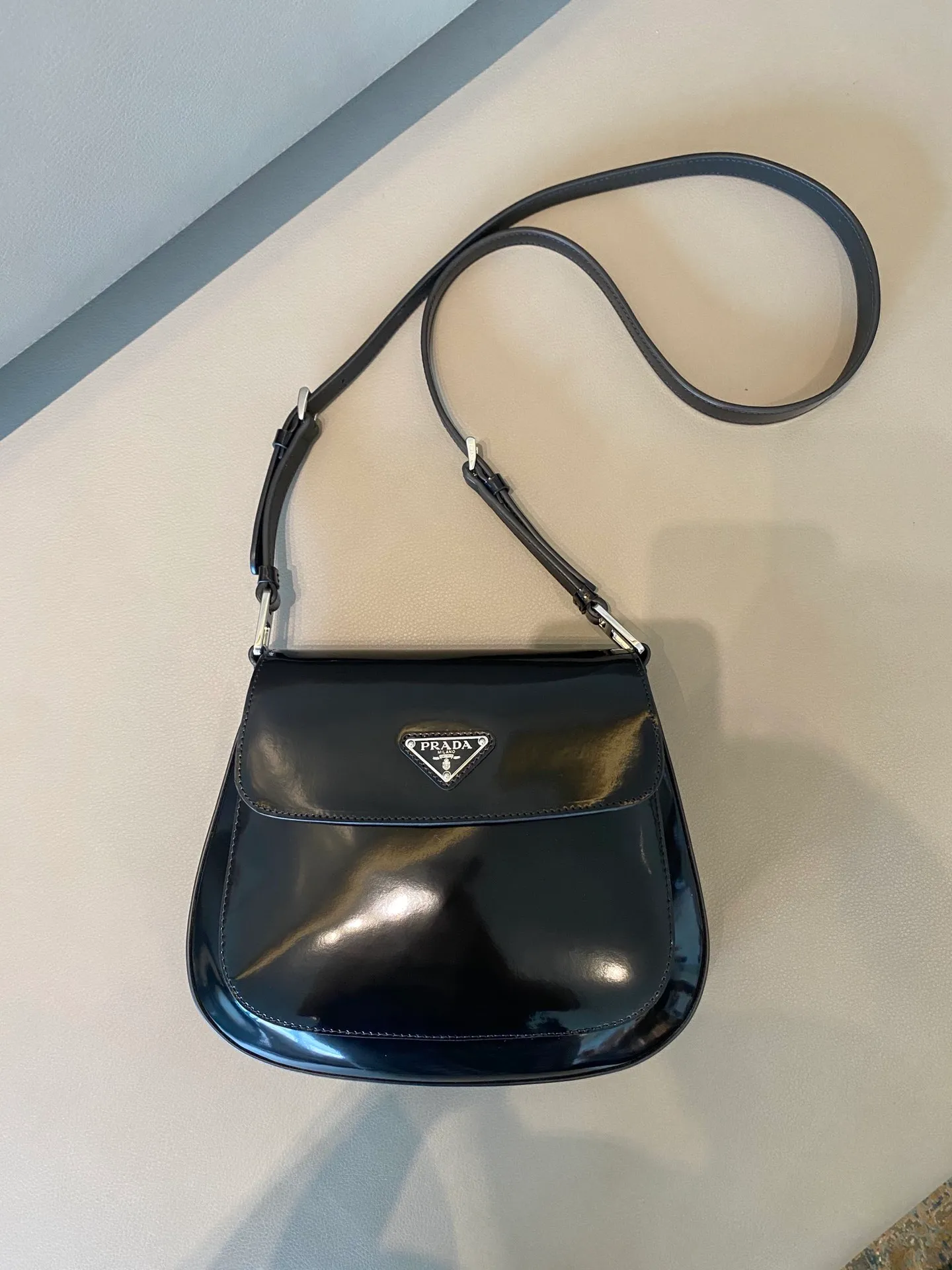 💰1320🎉Large Flap/Double Shoulder Straps🎉New Second-hand Armpit Bag/Large Flap😘😘 This year’s popular flip-top medieval armpit bag has always been very popular. This double shoulder strap design is so practical👏It can be carried on the shoulder/crossbody, I love it😘, the whole leather is delicate and smooth, the special-shaped bag design is cool and fashionable, and the capacity is sufficient. It’s light and easy to carry, yet timeless. It’s perfect. The retro-feel concave shape is another hot model for internet celebrities. Style number: 1BD303. Length 24x height 19x bottom 6cm.