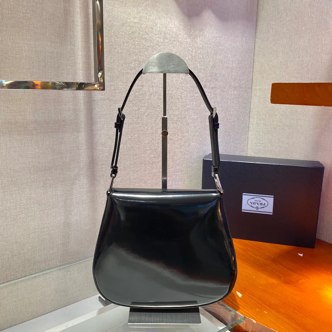 💰1320🎉Large Flap/Double Shoulder Straps🎉New Second-hand Armpit Bag/Large Flap😘😘 This year’s popular flip-top medieval armpit bag has always been very popular. This double shoulder strap design is so practical👏It can be carried on the shoulder/crossbody, I love it😘, the whole leather is delicate and smooth, the special-shaped bag design is cool and fashionable, and the capacity is sufficient. It’s light and easy to carry, yet timeless. It’s perfect. The retro-feel concave shape is another hot model for internet celebrities. Style number: 1BD303. Length 24x height 19x bottom 6cm.