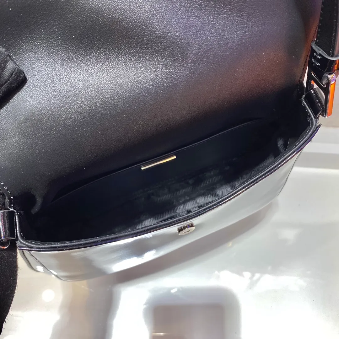 💰1320🎉Large Flap/Double Shoulder Straps🎉New Second-hand Armpit Bag/Large Flap😘😘 This year’s popular flip-top medieval armpit bag has always been very popular. This double shoulder strap design is so practical👏It can be carried on the shoulder/crossbody, I love it😘, the whole leather is delicate and smooth, the special-shaped bag design is cool and fashionable, and the capacity is sufficient. It’s light and easy to carry, yet timeless. It’s perfect. The retro-feel concave shape is another hot model for internet celebrities. Style number: 1BD303. Length 24x height 19x bottom 6cm.