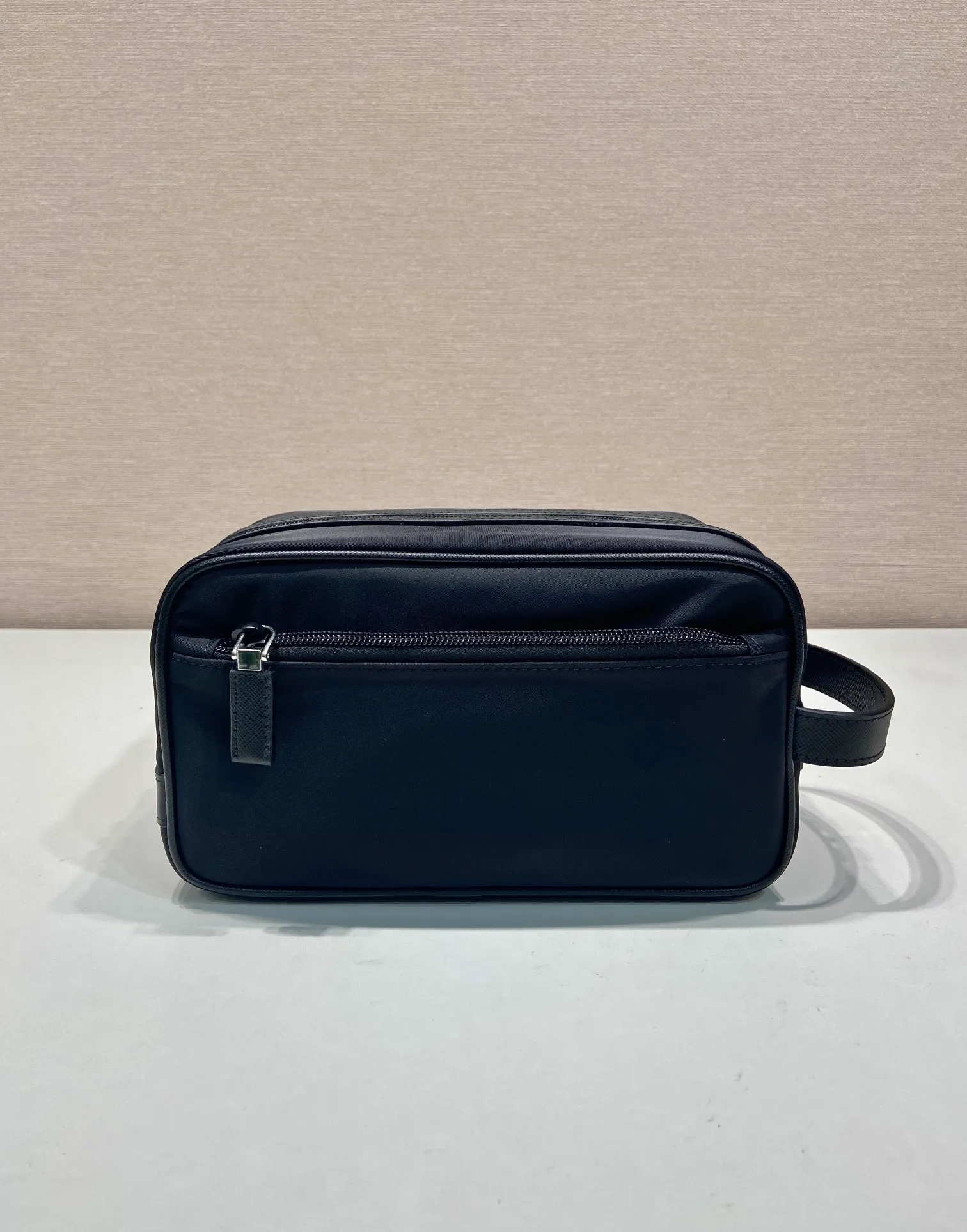 💰760🎉New toiletry bag🎉2NA819 storage bag🎉🎉 This travel storage bag is made of Re-Nylon regenerated nylon material, with a simple and elegant design. The storage bag is equipped with a top zipper, decorated with an enameled triangle logo and a Saffiano hand strap, and two external zippered pockets The internal zippered pocket is very practical. It can be used as a handbag or as a travel storage/toilet bag. Baby, hurry up and get it🎉🎉 Length 22x Height 12.5x Bottom Length 11🎉🎉🎉👏👏👏