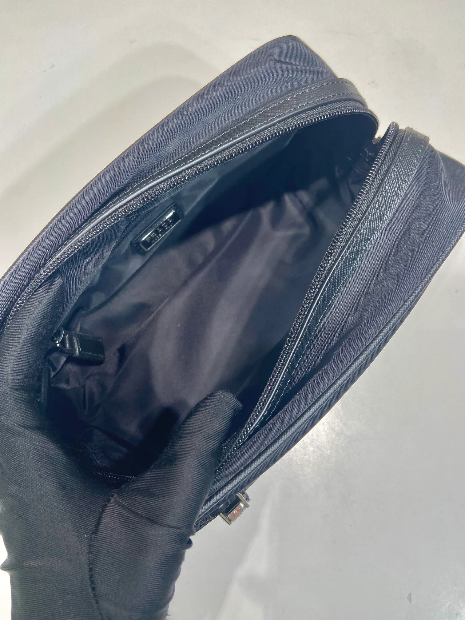 💰760🎉New toiletry bag🎉2NA819 storage bag🎉🎉 This travel storage bag is made of Re-Nylon regenerated nylon material, with a simple and elegant design. The storage bag is equipped with a top zipper, decorated with an enameled triangle logo and a Saffiano hand strap, and two external zippered pockets The internal zippered pocket is very practical. It can be used as a handbag or as a travel storage/toilet bag. Baby, hurry up and get it🎉🎉 Length 22x Height 12.5x Bottom Length 11🎉🎉🎉👏👏👏