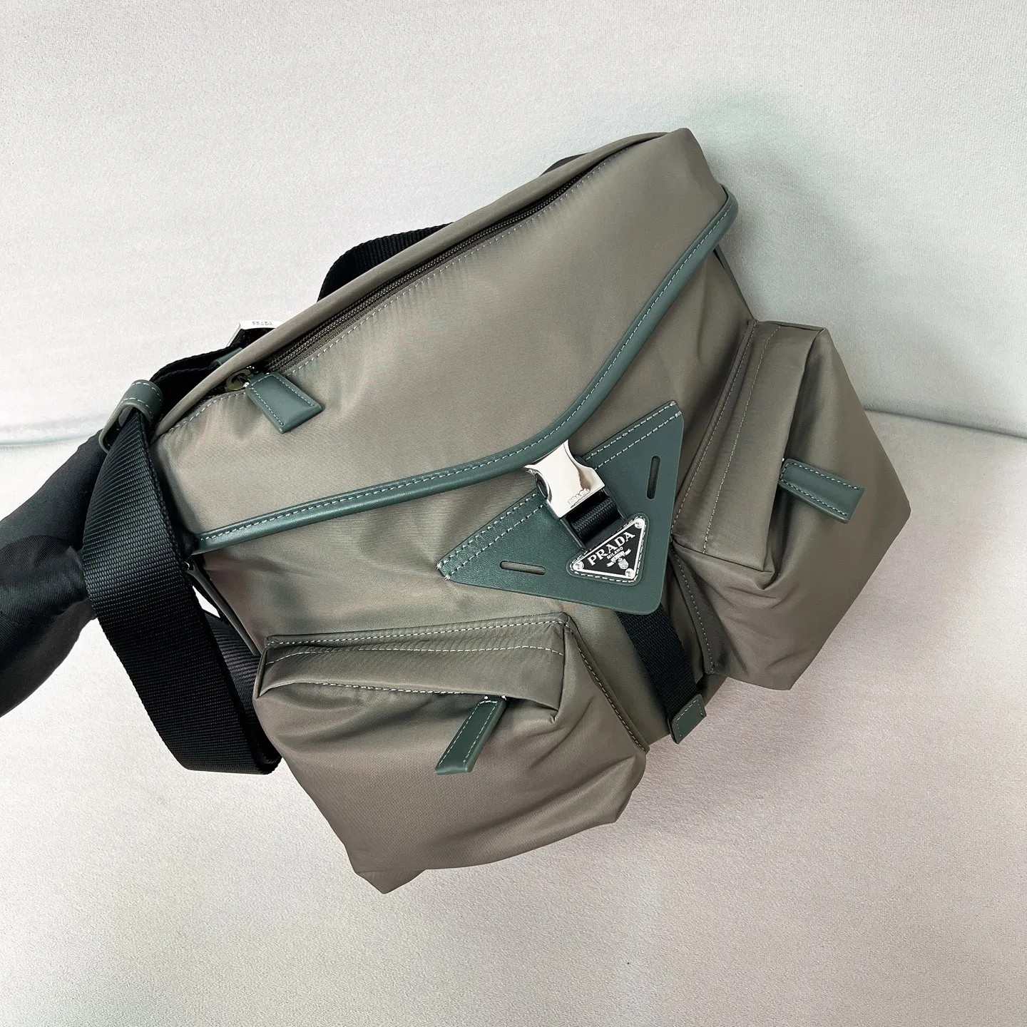 💰1320✨New product launch✨Early spring new nylon messenger bag 2VD062 The new series of main messenger bags interprets its duality core. Nylon➕calfskin. The geometric bag is avant-garde and trendy with exquisite aesthetics and practical functions. Imported parachute nylon fabric is waterproof and wear-resistant. Super textured calfskin trim. Classic triangular enamel front logo. The overall bag body is casual and not afraid of deformation. Multi-pocket design meets various storage needs for daily travel. Fashionable, casual and versatile. Jimei friends, come and plant grass. Size: 29*23*15 Forest Green