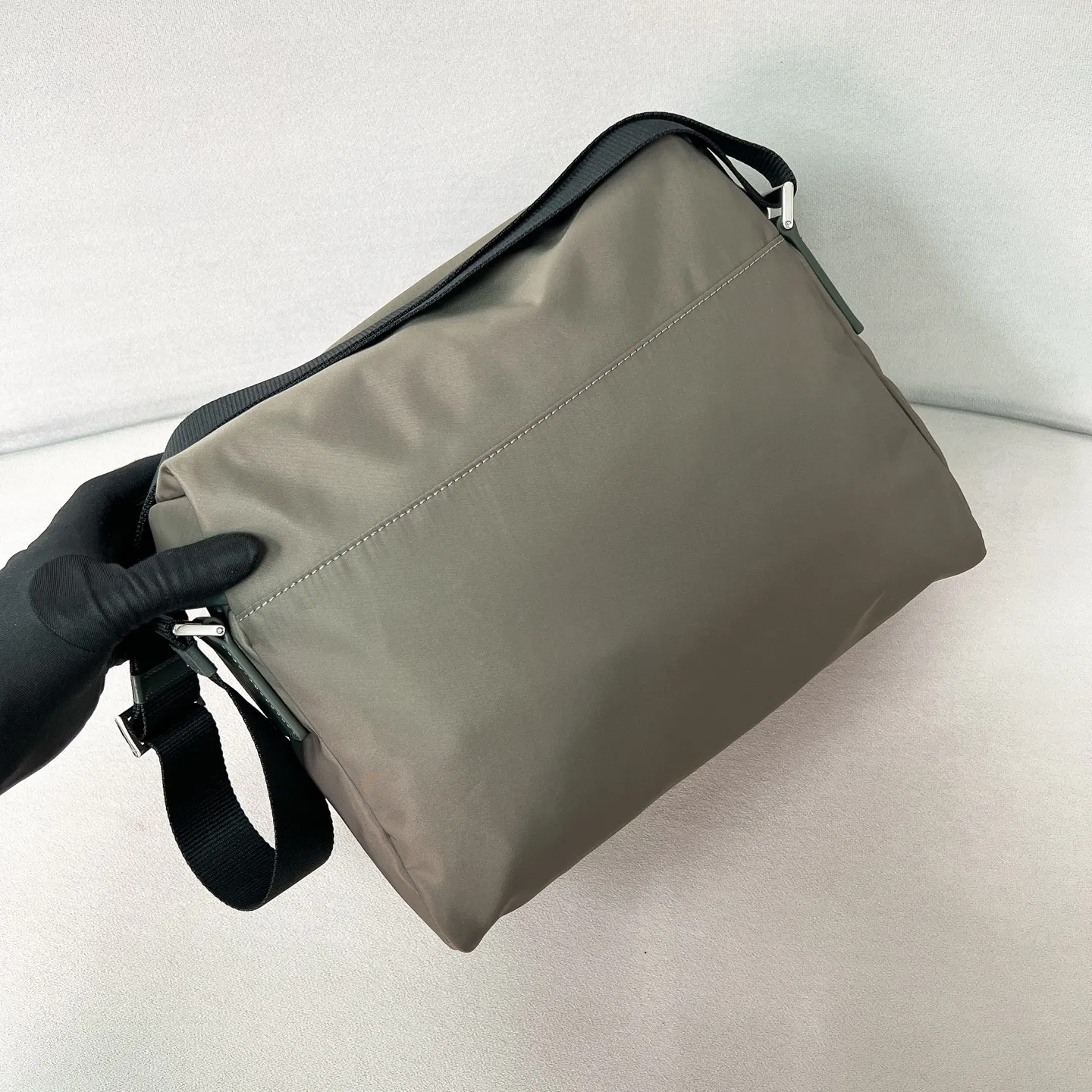 💰1320✨New product launch✨Early spring new nylon messenger bag 2VD062 The new series of main messenger bags interprets its duality core. Nylon➕calfskin. The geometric bag is avant-garde and trendy with exquisite aesthetics and practical functions. Imported parachute nylon fabric is waterproof and wear-resistant. Super textured calfskin trim. Classic triangular enamel front logo. The overall bag body is casual and not afraid of deformation. Multi-pocket design meets various storage needs for daily travel. Fashionable, casual and versatile. Jimei friends, come and plant grass. Size: 29*23*15 Forest Green