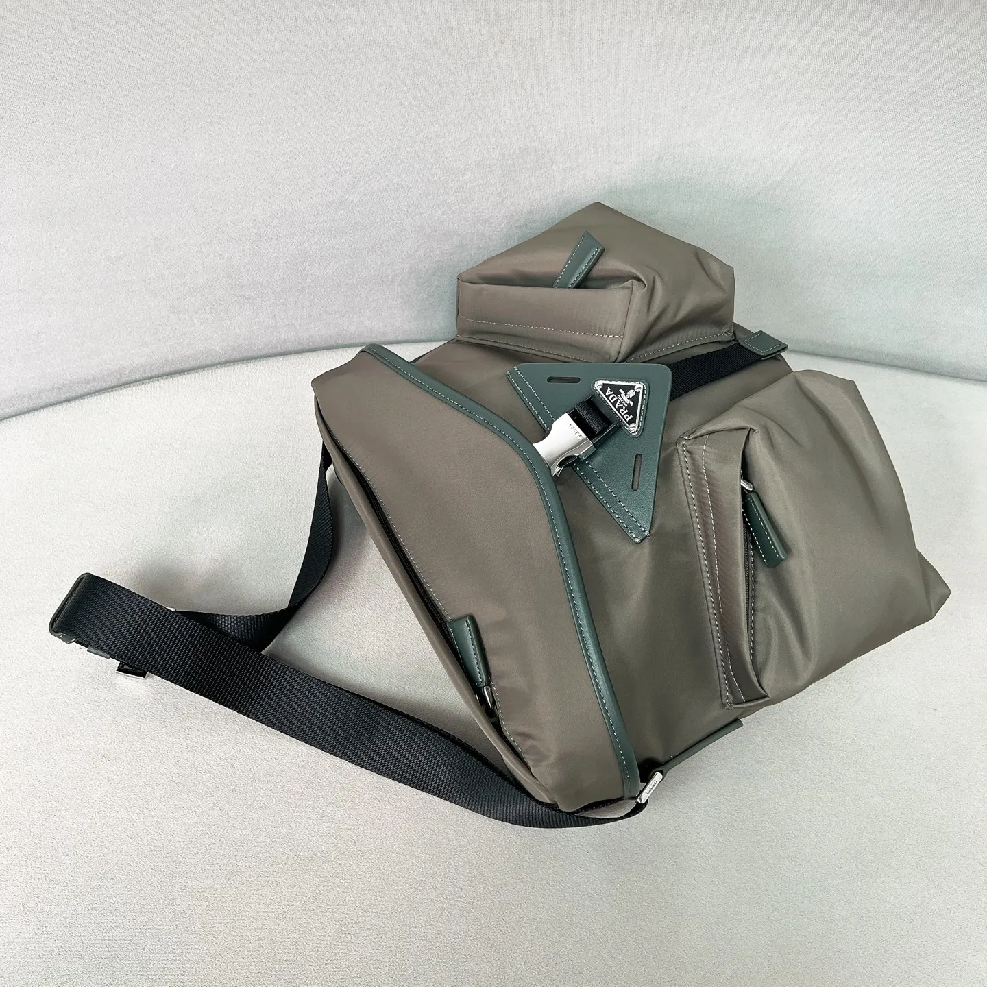 💰1320✨New product launch✨Early spring new nylon messenger bag 2VD062 The new series of main messenger bags interprets its duality core. Nylon➕calfskin. The geometric bag is avant-garde and trendy with exquisite aesthetics and practical functions. Imported parachute nylon fabric is waterproof and wear-resistant. Super textured calfskin trim. Classic triangular enamel front logo. The overall bag body is casual and not afraid of deformation. Multi-pocket design meets various storage needs for daily travel. Fashionable, casual and versatile. Jimei friends, come and plant grass. Size: 29*23*15 Forest Green