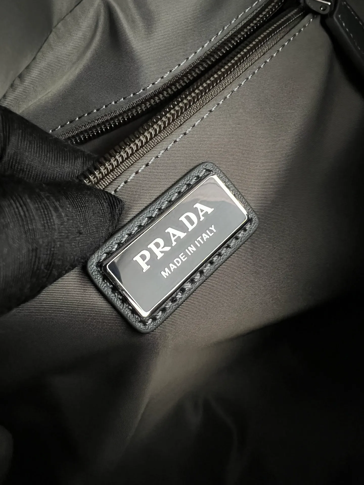 💰1320✨New product launch✨Early spring new nylon messenger bag 2VD062 The new series of main messenger bags interprets its duality core. Nylon➕calfskin. The geometric bag is avant-garde and trendy with exquisite aesthetics and practical functions. Imported parachute nylon fabric is waterproof and wear-resistant. Super textured calfskin trim. Classic triangular enamel front logo. The overall bag body is casual and not afraid of deformation. Multi-pocket design meets various storage needs for daily travel. Fashionable, casual and versatile. Jimei friends, come and plant grass. Size: 29*23*15 Forest Green