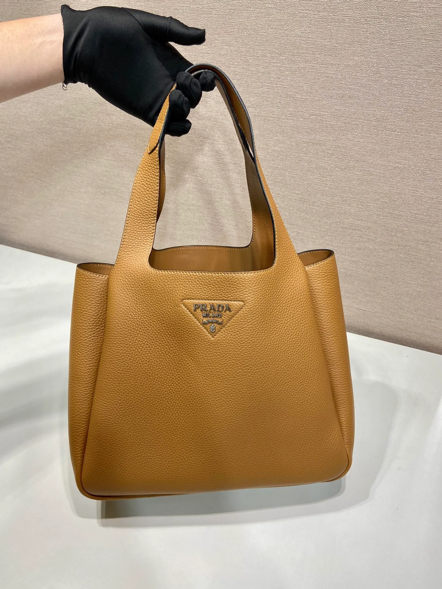 💰1900🎉Large Vegetable Basket🎉1BG338 Large Bucket Bag🎉🎉 This large vegetable basket is made of soft and delicate calfskin tote underarm bag, with imported sheepskin interior and top-grade white lace hardware. The overall feel is very soft/lightweight😘😘There are many compartments, it can be carried by hand or used as a liquid bag, and it can be matched with different clothes. So beautiful😘😘Hurry up and get it🙊 Length 32x height 27x bottom 14cm👏👏👏💰💰💰