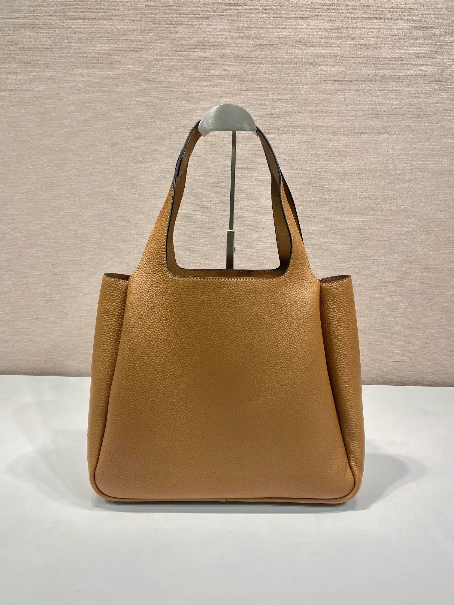 💰1900🎉Large Vegetable Basket🎉1BG338 Large Bucket Bag🎉🎉 This large vegetable basket is made of soft and delicate calfskin tote underarm bag, with imported sheepskin interior and top-grade white lace hardware. The overall feel is very soft/lightweight😘😘There are many compartments, it can be carried by hand or used as a liquid bag, and it can be matched with different clothes. So beautiful😘😘Hurry up and get it🙊 Length 32x height 27x bottom 14cm👏👏👏💰💰💰