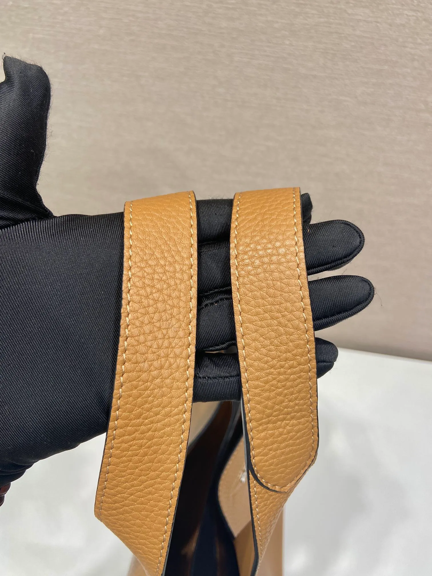💰1900🎉Large Vegetable Basket🎉1BG338 Large Bucket Bag🎉🎉 This large vegetable basket is made of soft and delicate calfskin tote underarm bag, with imported sheepskin interior and top-grade white lace hardware. The overall feel is very soft/lightweight😘😘There are many compartments, it can be carried by hand or used as a liquid bag, and it can be matched with different clothes. So beautiful😘😘Hurry up and get it🙊 Length 32x height 27x bottom 14cm👏👏👏💰💰💰