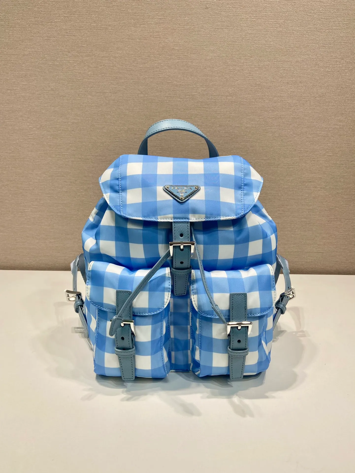💰1200🎉Grid pattern backpack🎉1BZ677 new color🎉This backpack is designed with black plaid pattern, which looks particularly novel😘Imported parachute fabric + cross pattern cowhide + top hardware, light and practical, length 28x height 23.5x bottom 12cm