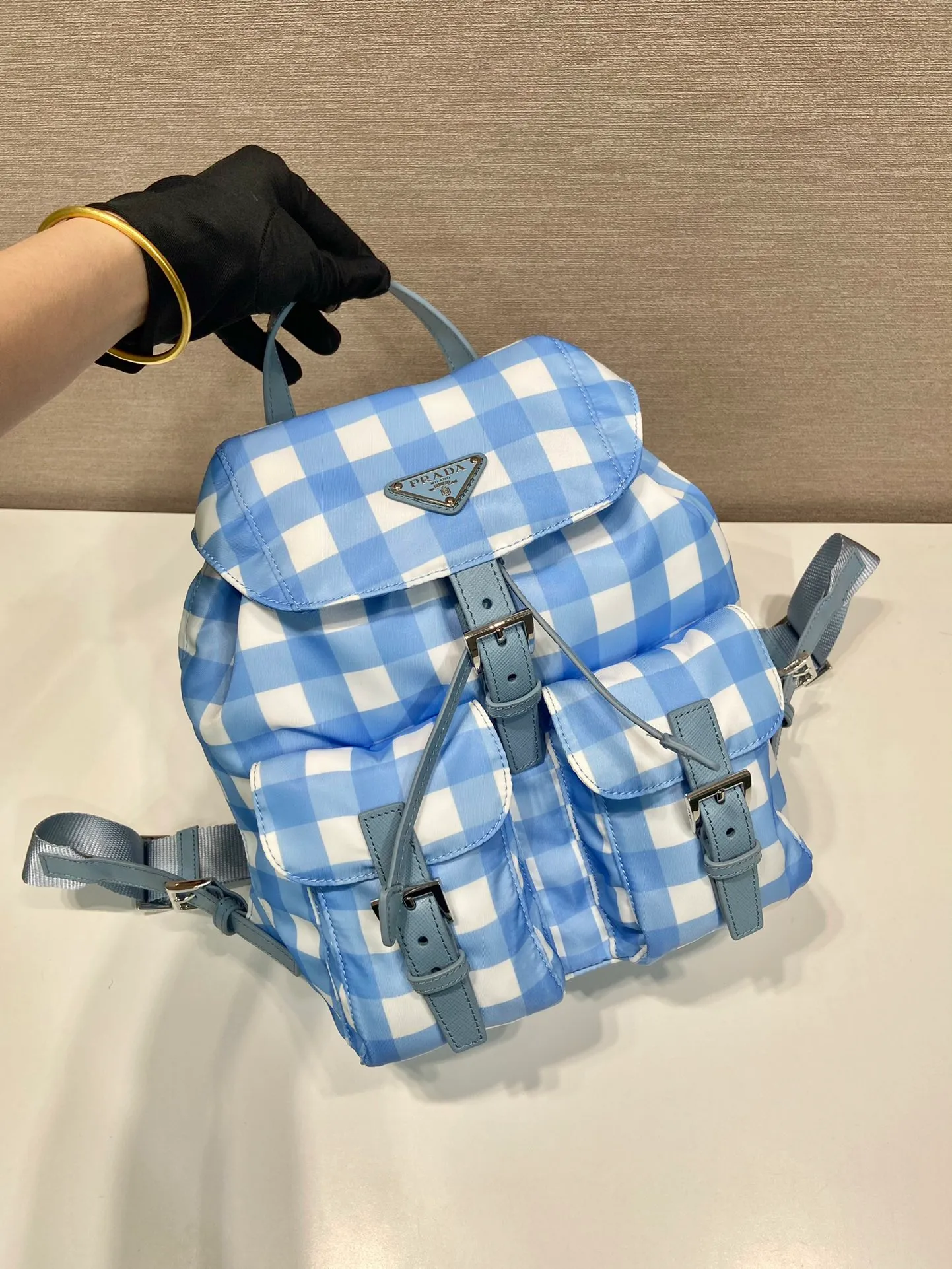 💰1200🎉Grid pattern backpack🎉1BZ677 new color🎉This backpack is designed with black plaid pattern, which looks particularly novel😘Imported parachute fabric + cross pattern cowhide + top hardware, light and practical, length 28x height 23.5x bottom 12cm