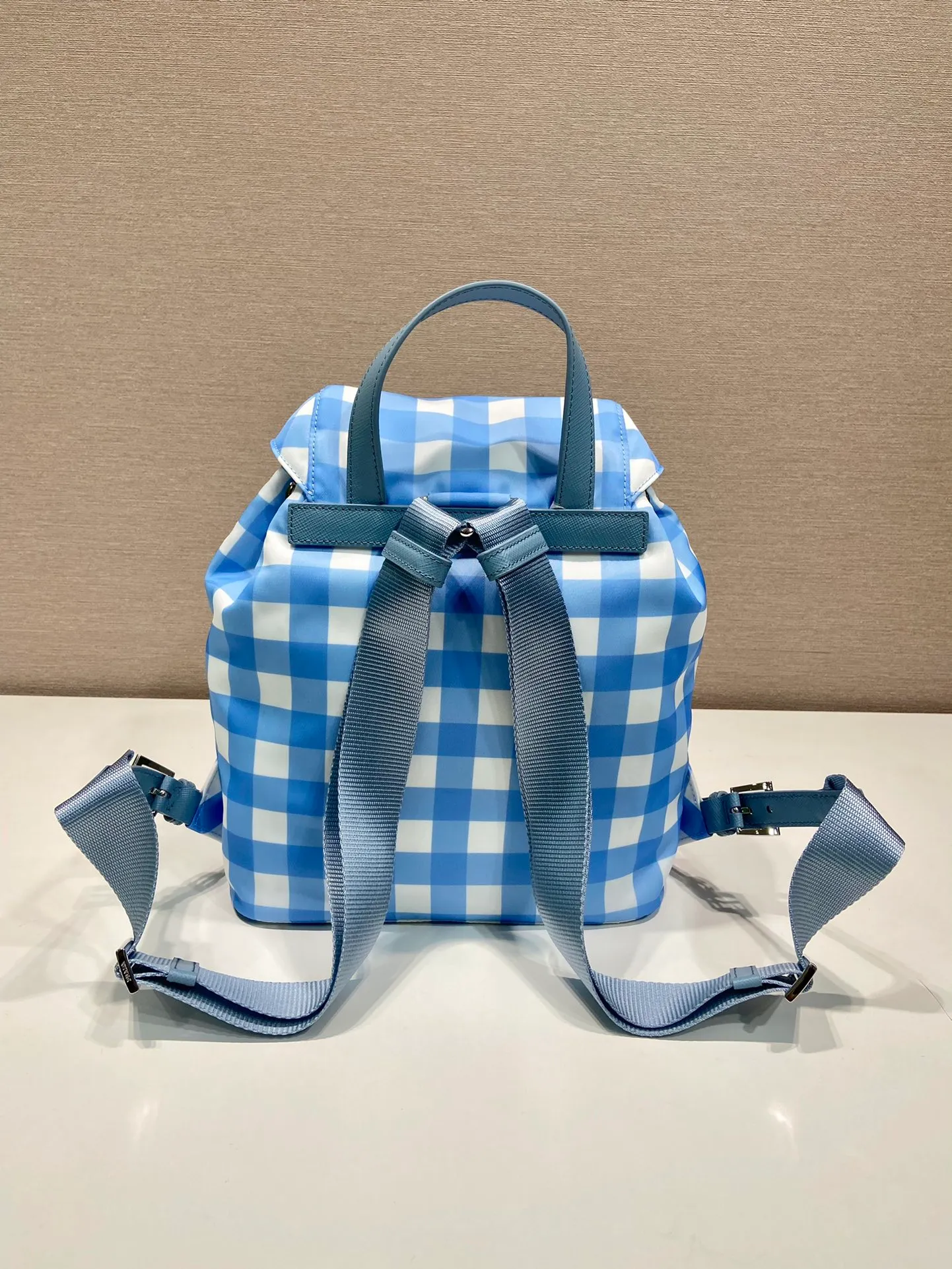 💰1200🎉Grid pattern backpack🎉1BZ677 new color🎉This backpack is designed with black plaid pattern, which looks particularly novel😘Imported parachute fabric + cross pattern cowhide + top hardware, light and practical, length 28x height 23.5x bottom 12cm
