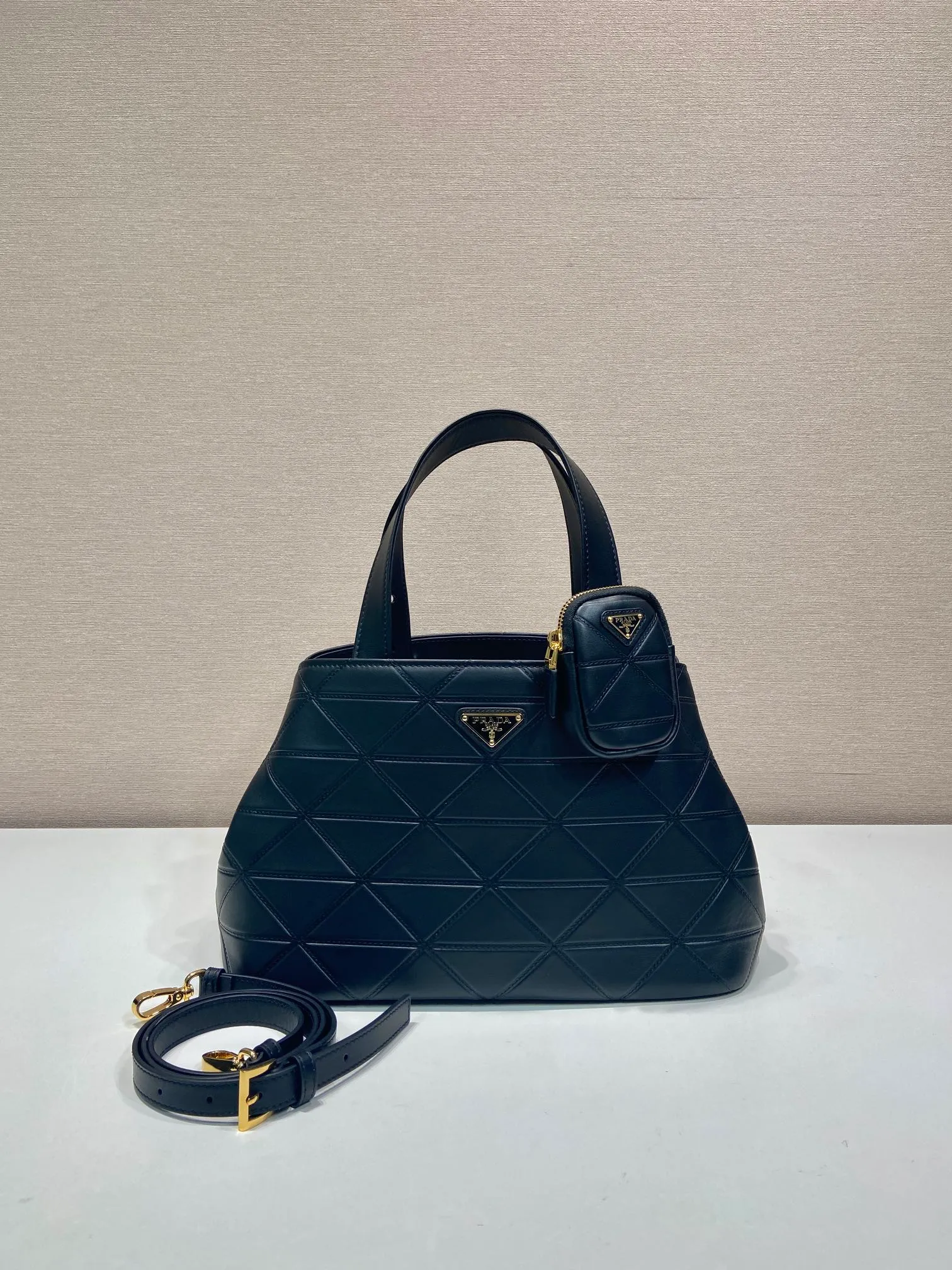 💰2060🎉New Tote Bag🎉1BG545 Medium🎉🎉 This versatile tote bag has exquisite and elegant details, decorated with Ho-style topstitching inspired by the classic Symbole and adjustable leather handles. Detachable and adjustable leather shoulder strap and small bag, large capacity, babies, hurry up and get it🎉🎉Length 33xH 21.5x16cm🎉🎉🎉👏👏👏