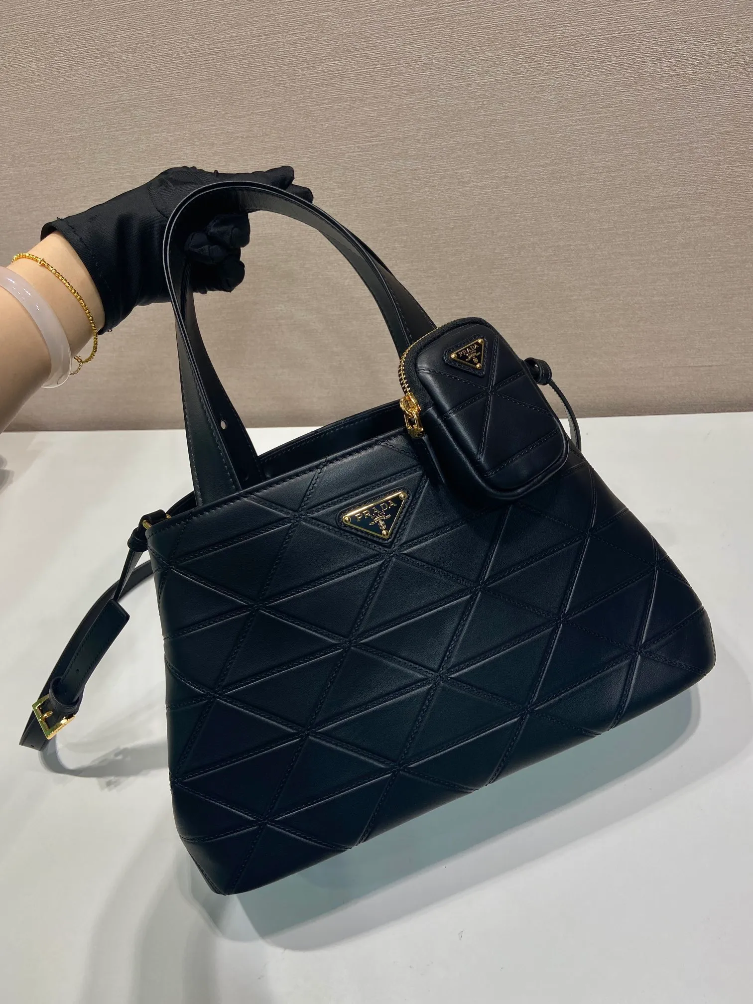 💰2060🎉New Tote Bag🎉1BG545 Medium🎉🎉 This versatile tote bag has exquisite and elegant details, decorated with Ho-style topstitching inspired by the classic Symbole and adjustable leather handles. Detachable and adjustable leather shoulder strap and small bag, large capacity, babies, hurry up and get it🎉🎉Length 33xH 21.5x16cm🎉🎉🎉👏👏👏