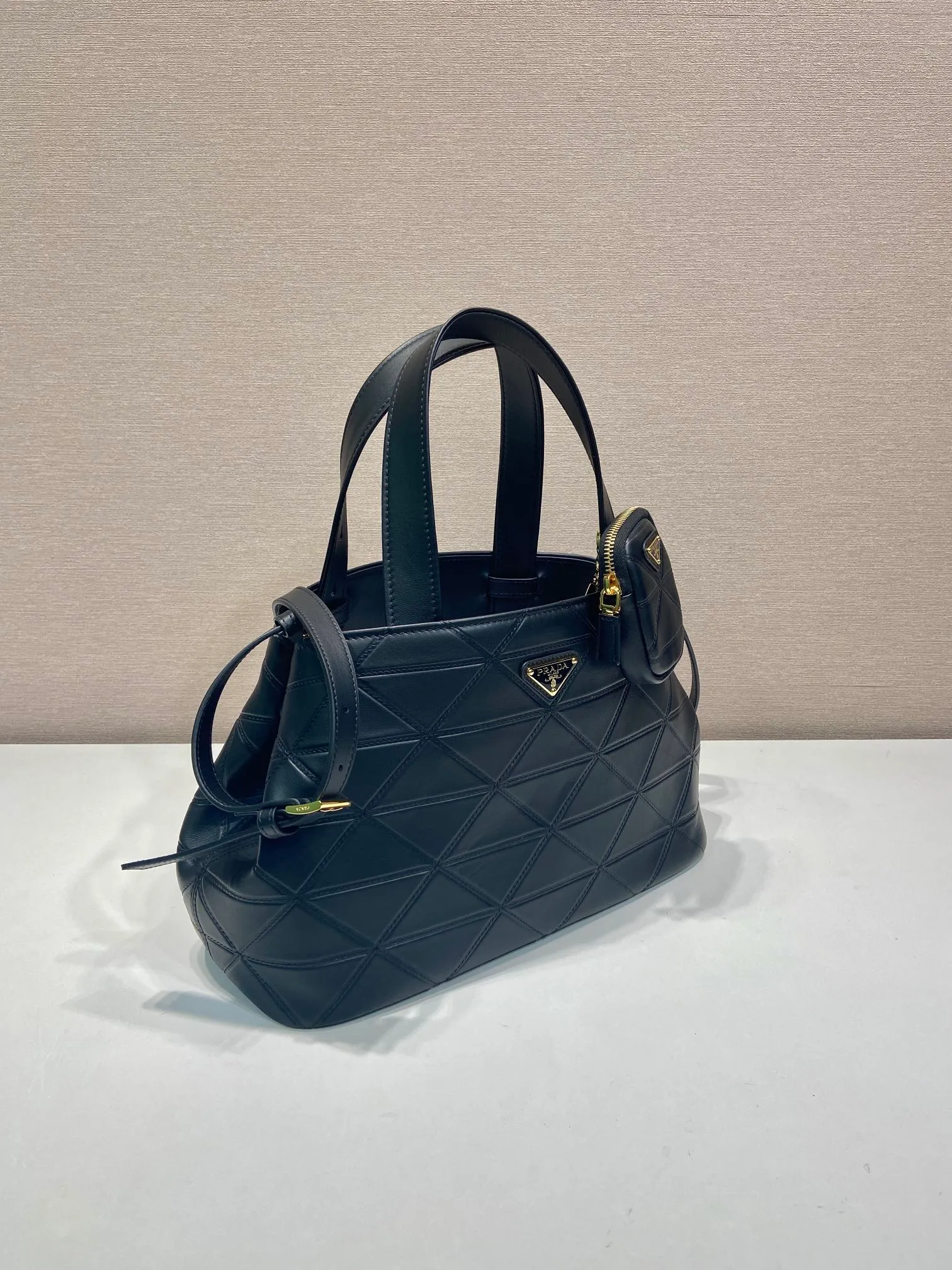 💰2060🎉New Tote Bag🎉1BG545 Medium🎉🎉 This versatile tote bag has exquisite and elegant details, decorated with Ho-style topstitching inspired by the classic Symbole and adjustable leather handles. Detachable and adjustable leather shoulder strap and small bag, large capacity, babies, hurry up and get it🎉🎉Length 33xH 21.5x16cm🎉🎉🎉👏👏👏
