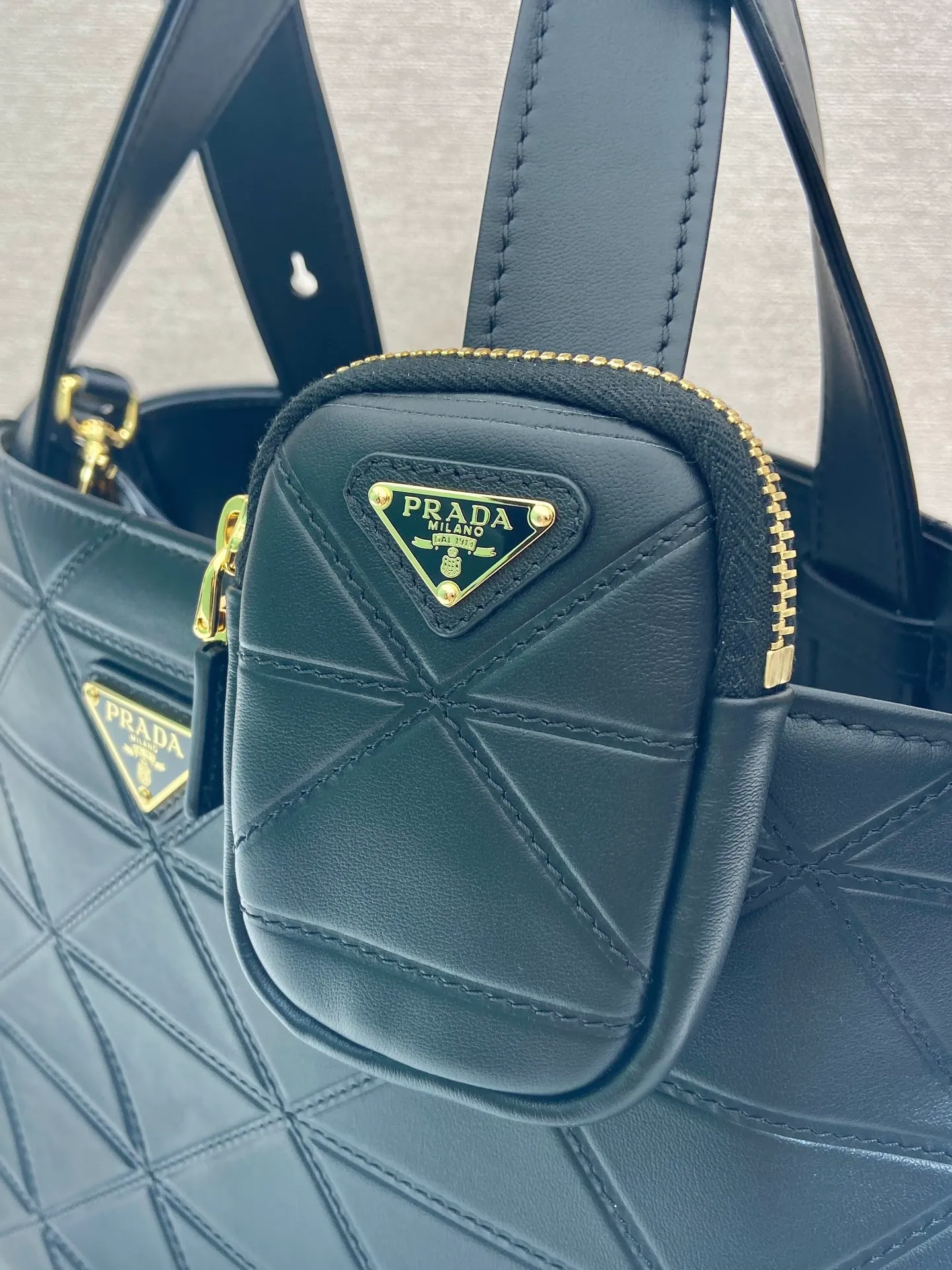 💰2060🎉New Tote Bag🎉1BG545 Medium🎉🎉 This versatile tote bag has exquisite and elegant details, decorated with Ho-style topstitching inspired by the classic Symbole and adjustable leather handles. Detachable and adjustable leather shoulder strap and small bag, large capacity, babies, hurry up and get it🎉🎉Length 33xH 21.5x16cm🎉🎉🎉👏👏👏