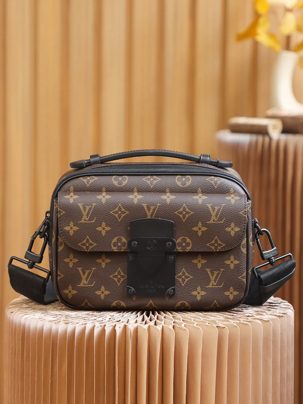 P¥840👉nfc dynamic chip version👈【Top original order, all steel hardware】𝐒 𝐋𝐎𝐂𝐊 Messenger bag m45806 French original leather🇫🇷Pure steel hardware Size: 22*18*8cm A hard-to-find messenger bag, tailor-made for men. The upper body effect is both explosive and very comfortable. It matches with different styles of daily wardrobe. It is super beautiful and grand. It seems low-key and not eye-catching, but the visual effect on the back will make your eyes shine! The capacity is also adequate, making it your first choice for daily travel, a strong hit!