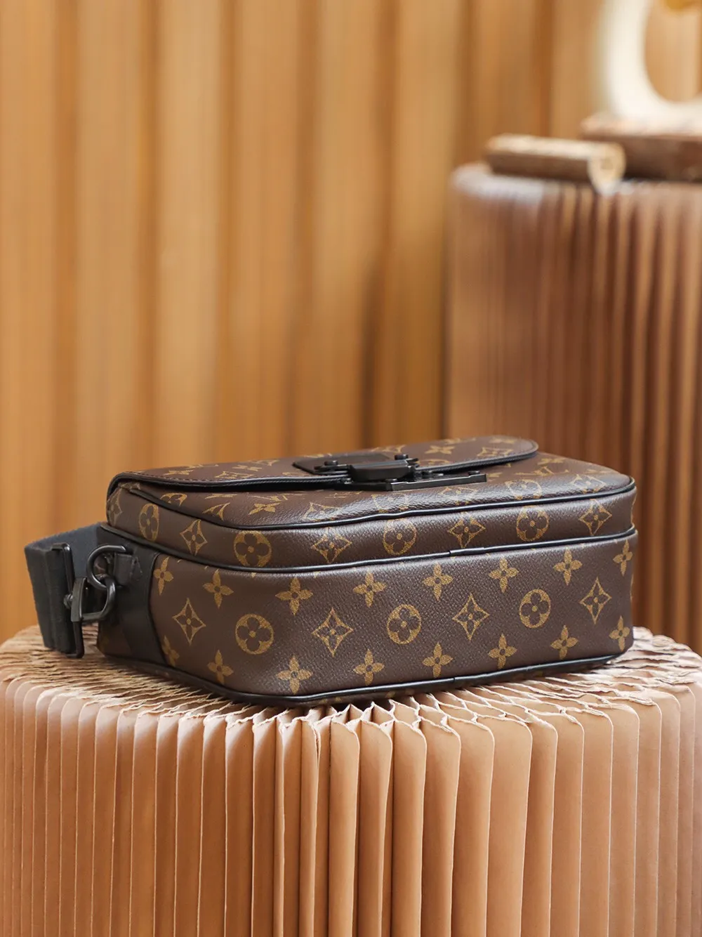 P¥840👉nfc dynamic chip version👈【Top original order, all steel hardware】𝐒 𝐋𝐎𝐂𝐊 Messenger bag m45806 French original leather🇫🇷Pure steel hardware Size: 22*18*8cm A hard-to-find messenger bag, tailor-made for men. The upper body effect is both explosive and very comfortable. It matches with different styles of daily wardrobe. It is super beautiful and grand. It seems low-key and not eye-catching, but the visual effect on the back will make your eyes shine! The capacity is also adequate, making it your first choice for daily travel, a strong hit!