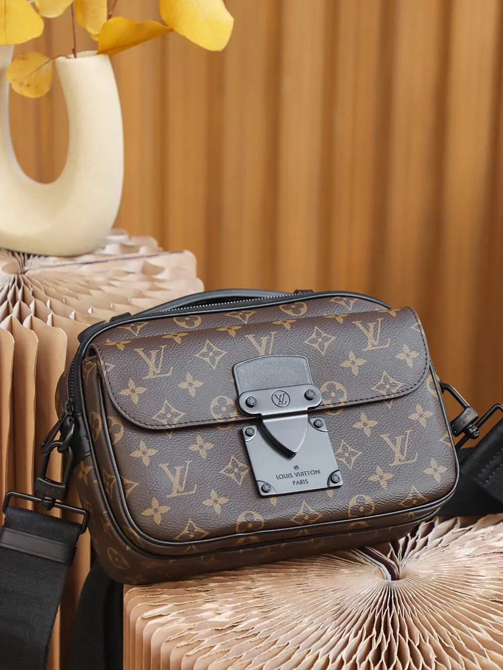 P¥840👉nfc dynamic chip version👈【Top original order, all steel hardware】𝐒 𝐋𝐎𝐂𝐊 Messenger bag m45806 French original leather🇫🇷Pure steel hardware Size: 22*18*8cm A hard-to-find messenger bag, tailor-made for men. The upper body effect is both explosive and very comfortable. It matches with different styles of daily wardrobe. It is super beautiful and grand. It seems low-key and not eye-catching, but the visual effect on the back will make your eyes shine! The capacity is also adequate, making it your first choice for daily travel, a strong hit!