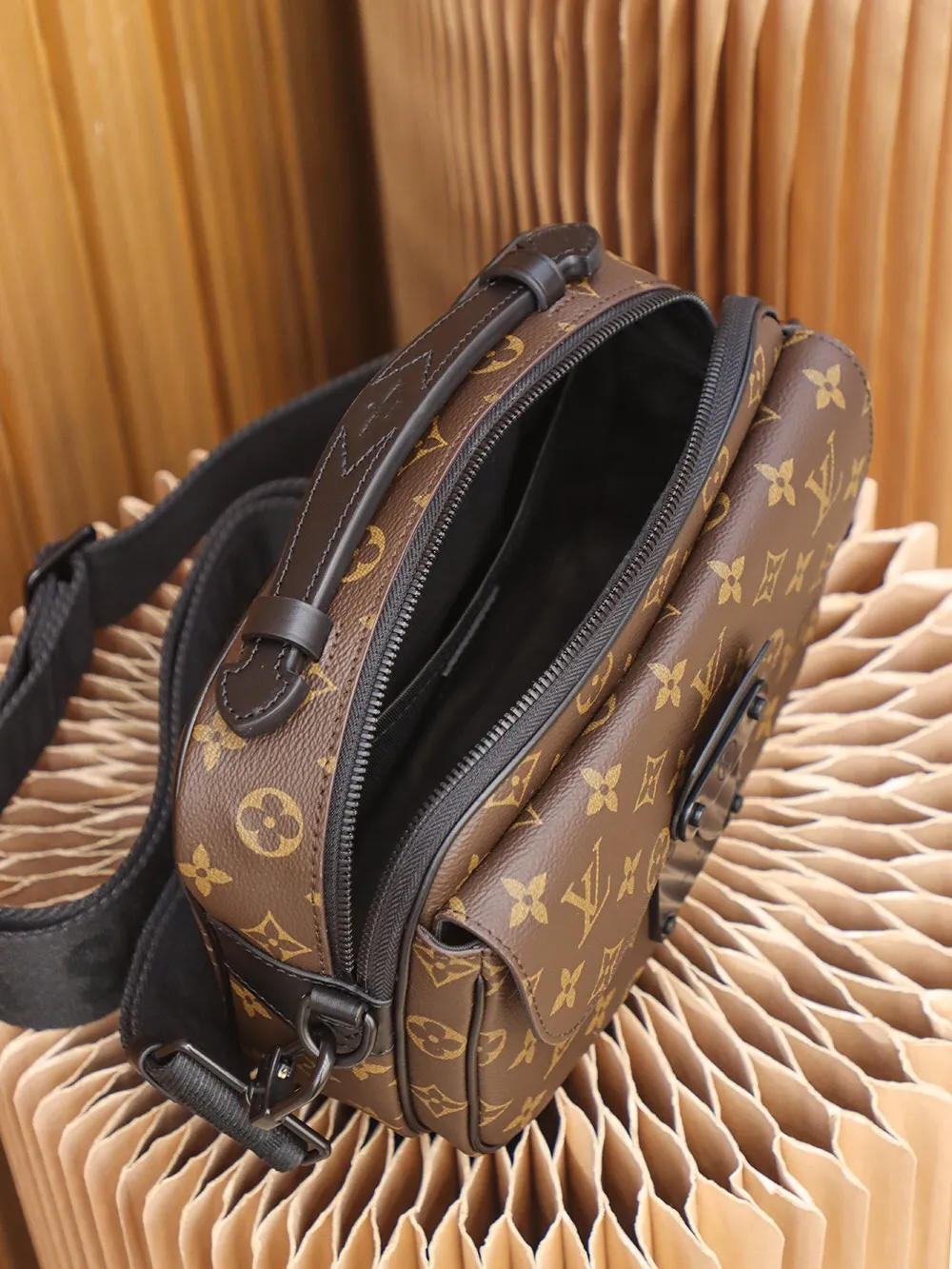 P¥840👉nfc dynamic chip version👈【Top original order, all steel hardware】𝐒 𝐋𝐎𝐂𝐊 Messenger bag m45806 French original leather🇫🇷Pure steel hardware Size: 22*18*8cm A hard-to-find messenger bag, tailor-made for men. The upper body effect is both explosive and very comfortable. It matches with different styles of daily wardrobe. It is super beautiful and grand. It seems low-key and not eye-catching, but the visual effect on the back will make your eyes shine! The capacity is also adequate, making it your first choice for daily travel, a strong hit!