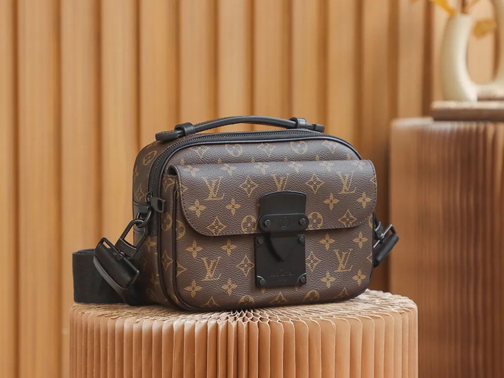 P¥840👉nfc dynamic chip version👈【Top original order, all steel hardware】𝐒 𝐋𝐎𝐂𝐊 Messenger bag m45806 French original leather🇫🇷Pure steel hardware Size: 22*18*8cm A hard-to-find messenger bag, tailor-made for men. The upper body effect is both explosive and very comfortable. It matches with different styles of daily wardrobe. It is super beautiful and grand. It seems low-key and not eye-catching, but the visual effect on the back will make your eyes shine! The capacity is also adequate, making it your first choice for daily travel, a strong hit!
