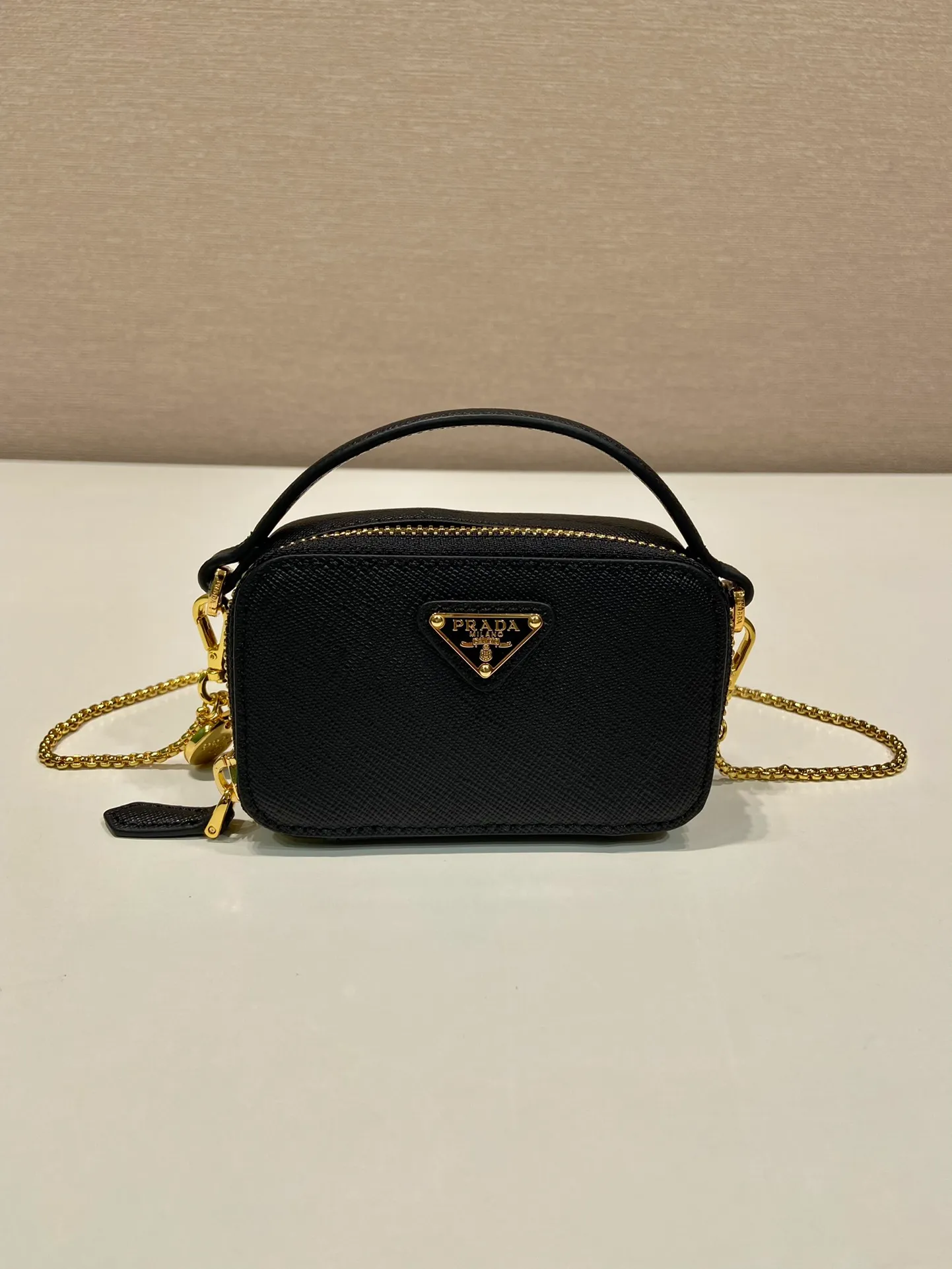 💰960🎉Mini cross-body bag🎉1NR025 cross-grain cowhide🎉🎉 This exquisite cross-grain mini bag presents smooth and harmonious lines. Featuring leather handles and a detachable chain shoulder strap, featuring the signature triangle logo in enameled metal. My wife is lovely and worth having. Hurry up and get it🎉🎉Length 11x Height 6.5x Bottom 2.5cm🎉🎉👏👏