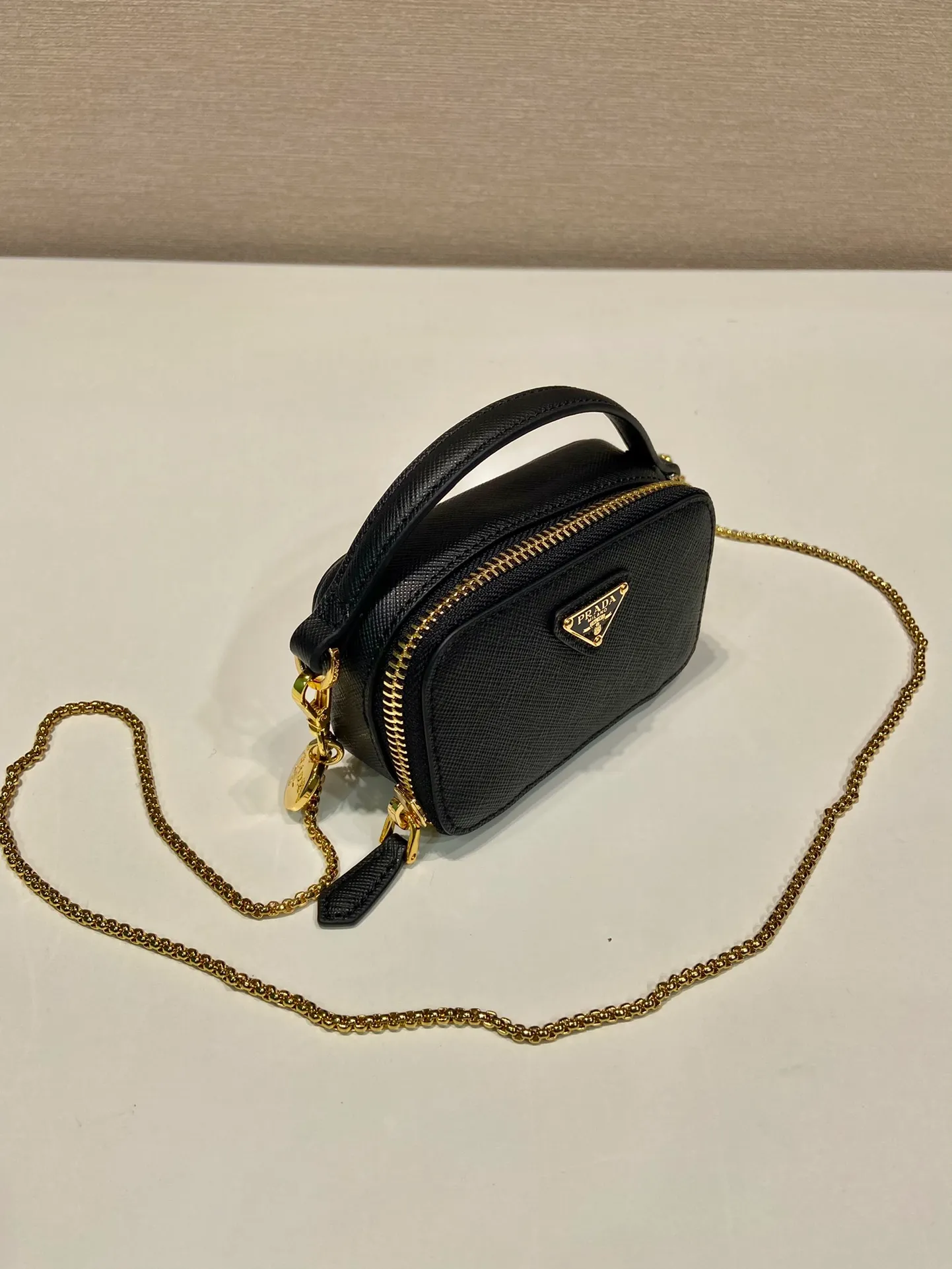 💰960🎉Mini cross-body bag🎉1NR025 cross-grain cowhide🎉🎉 This exquisite cross-grain mini bag presents smooth and harmonious lines. Featuring leather handles and a detachable chain shoulder strap, featuring the signature triangle logo in enameled metal. My wife is lovely and worth having. Hurry up and get it🎉🎉Length 11x Height 6.5x Bottom 2.5cm🎉🎉👏👏