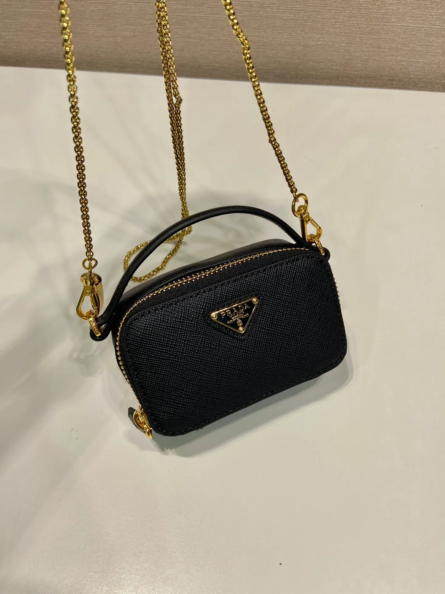 💰960🎉Mini cross-body bag🎉1NR025 cross-grain cowhide🎉🎉 This exquisite cross-grain mini bag presents smooth and harmonious lines. Featuring leather handles and a detachable chain shoulder strap, featuring the signature triangle logo in enameled metal. My wife is lovely and worth having. Hurry up and get it🎉🎉Length 11x Height 6.5x Bottom 2.5cm🎉🎉👏👏
