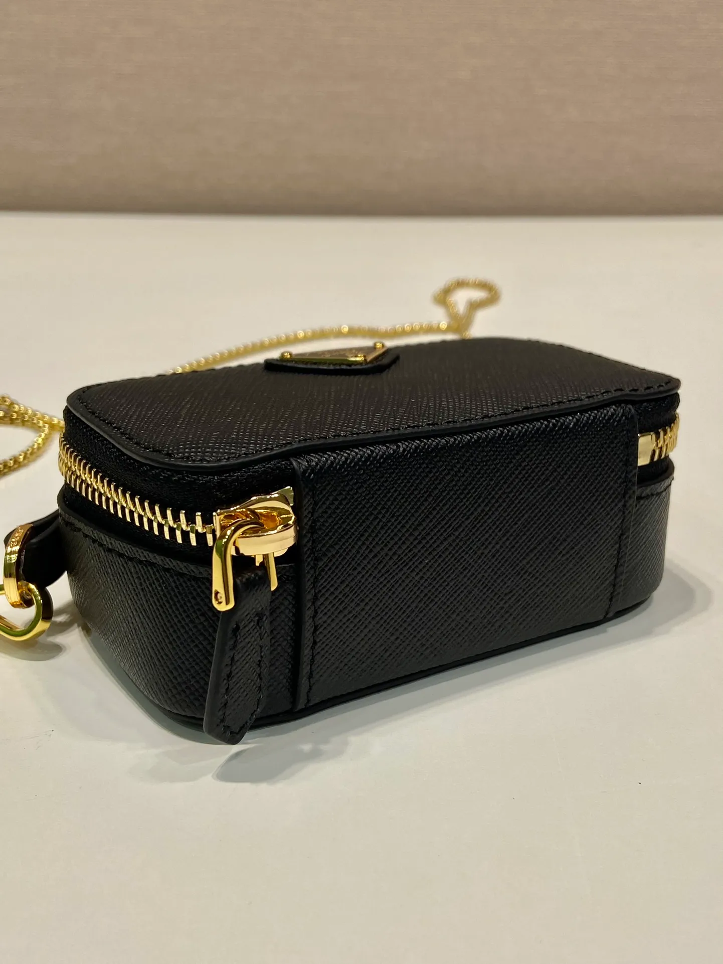 💰960🎉Mini cross-body bag🎉1NR025 cross-grain cowhide🎉🎉 This exquisite cross-grain mini bag presents smooth and harmonious lines. Featuring leather handles and a detachable chain shoulder strap, featuring the signature triangle logo in enameled metal. My wife is lovely and worth having. Hurry up and get it🎉🎉Length 11x Height 6.5x Bottom 2.5cm🎉🎉👏👏