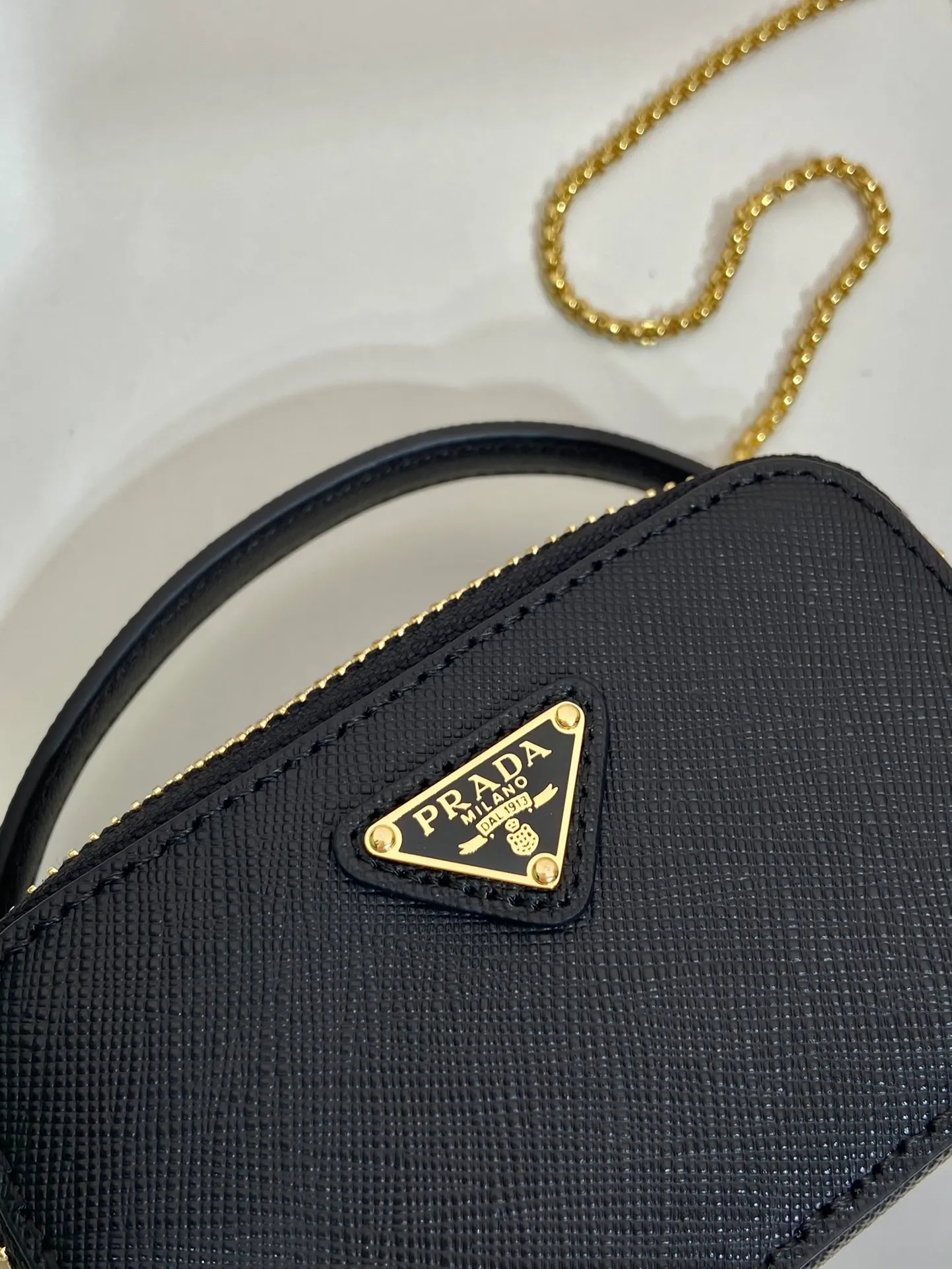 💰960🎉Mini cross-body bag🎉1NR025 cross-grain cowhide🎉🎉 This exquisite cross-grain mini bag presents smooth and harmonious lines. Featuring leather handles and a detachable chain shoulder strap, featuring the signature triangle logo in enameled metal. My wife is lovely and worth having. Hurry up and get it🎉🎉Length 11x Height 6.5x Bottom 2.5cm🎉🎉👏👏