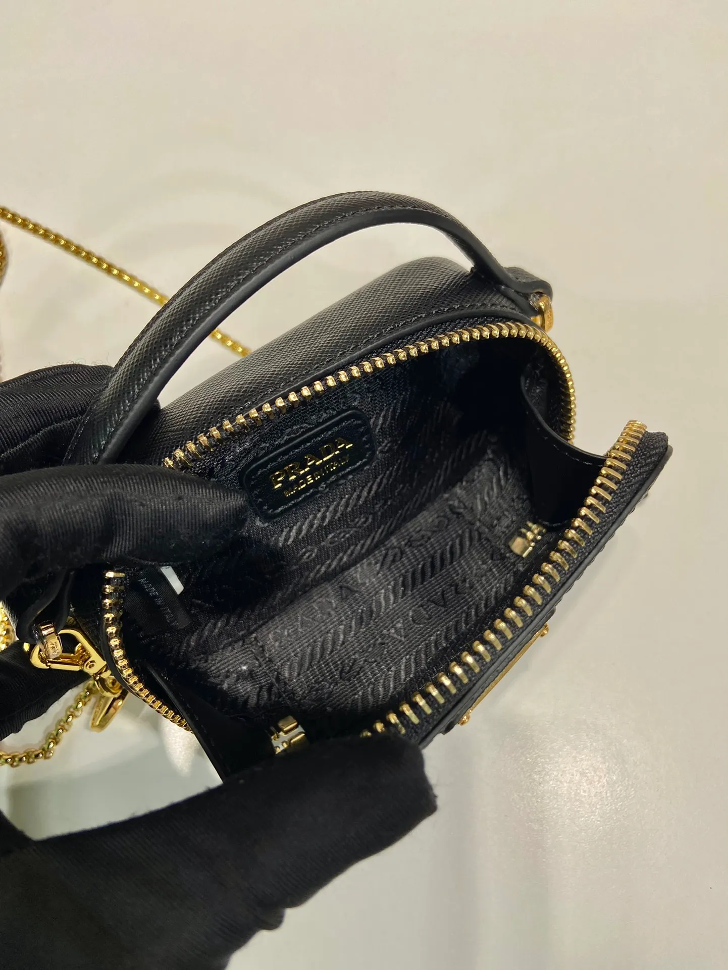 💰960🎉Mini cross-body bag🎉1NR025 cross-grain cowhide🎉🎉 This exquisite cross-grain mini bag presents smooth and harmonious lines. Featuring leather handles and a detachable chain shoulder strap, featuring the signature triangle logo in enameled metal. My wife is lovely and worth having. Hurry up and get it🎉🎉Length 11x Height 6.5x Bottom 2.5cm🎉🎉👏👏