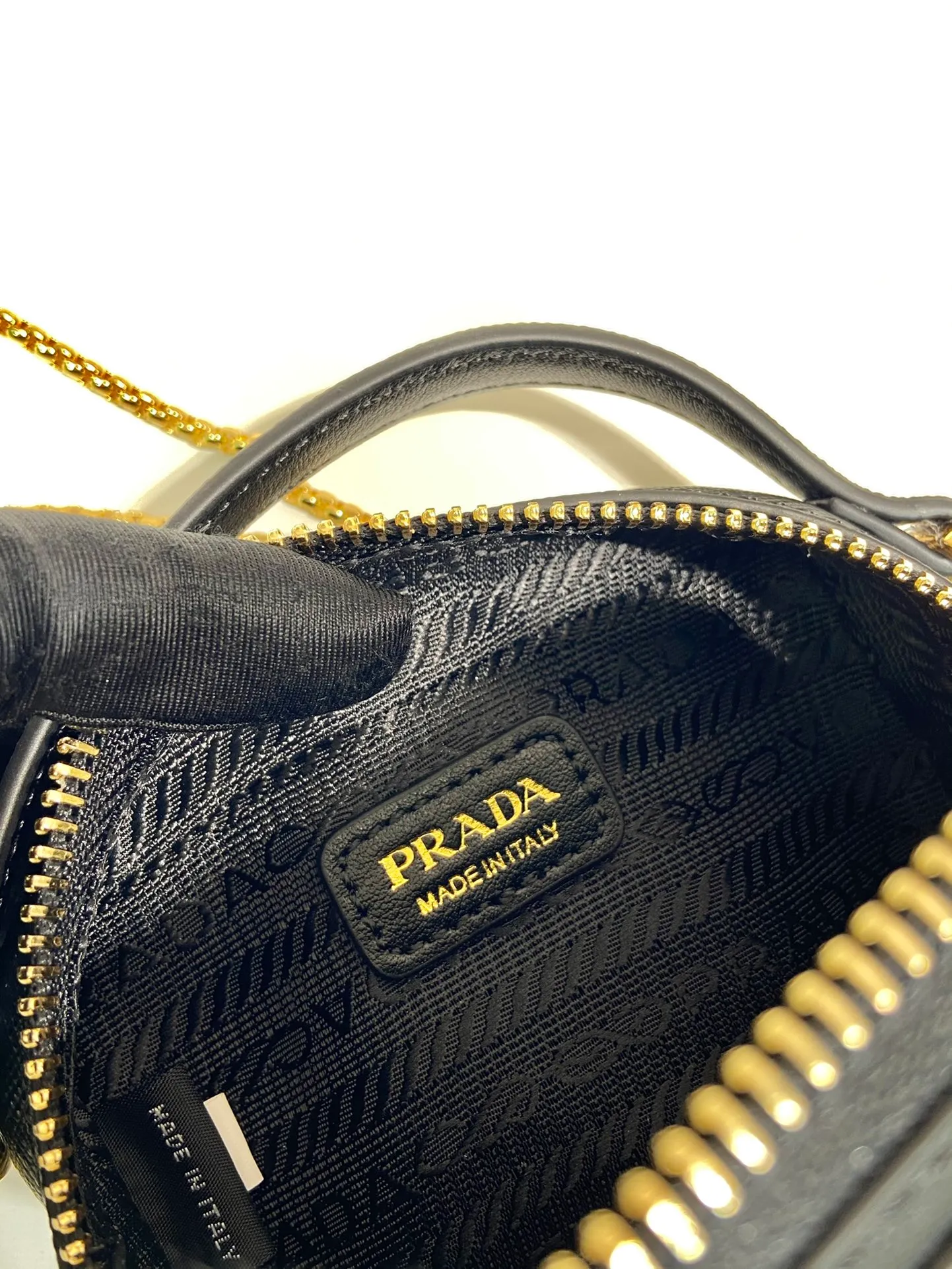 💰960🎉Mini cross-body bag🎉1NR025 cross-grain cowhide🎉🎉 This exquisite cross-grain mini bag presents smooth and harmonious lines. Featuring leather handles and a detachable chain shoulder strap, featuring the signature triangle logo in enameled metal. My wife is lovely and worth having. Hurry up and get it🎉🎉Length 11x Height 6.5x Bottom 2.5cm🎉🎉👏👏